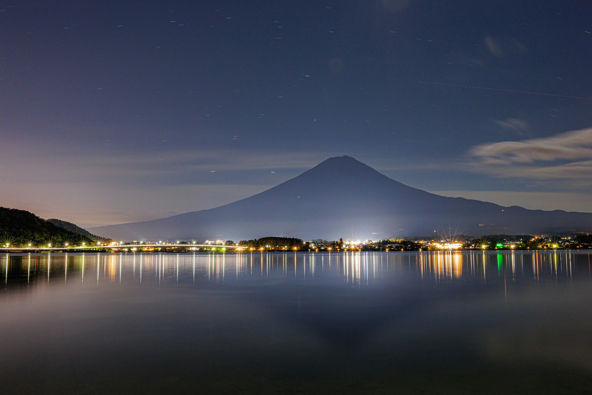 河口湖の湖畔から望む富士山の夜景