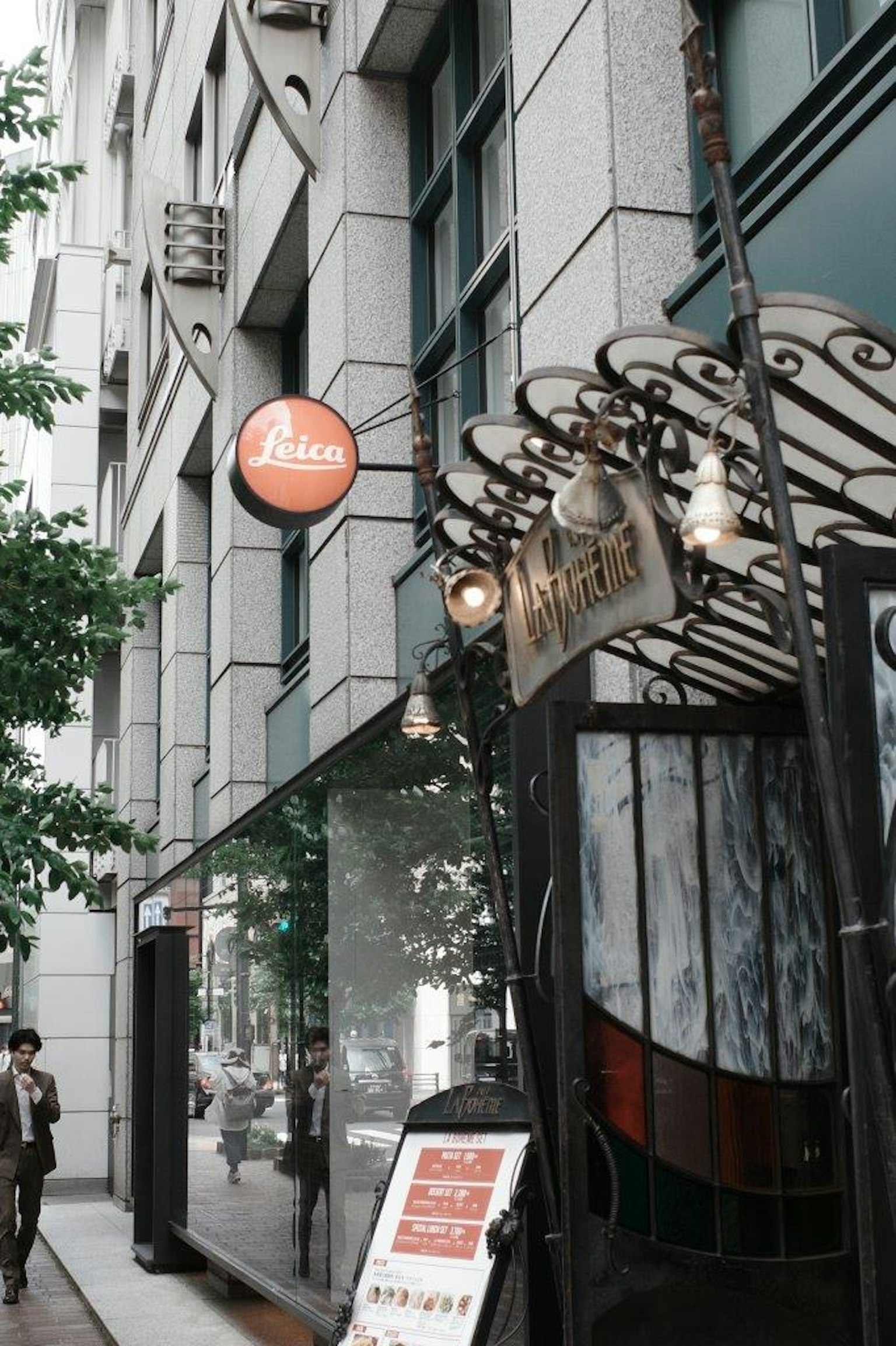 现代建筑外观，带有咖啡馆标志和入口设计