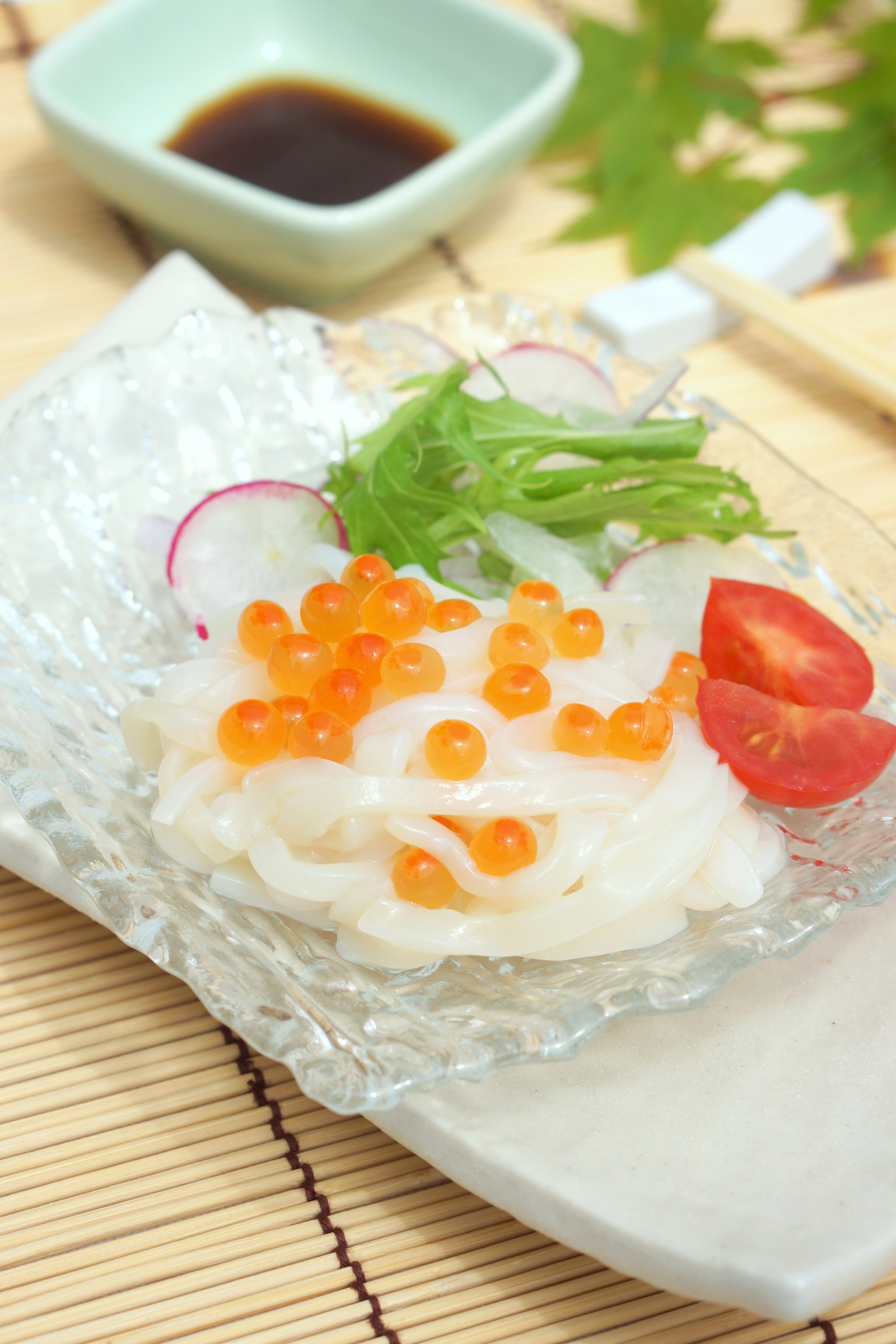 ซาซิมิสดที่ประดับด้วยไข่ปลาแซลมอนและผัก