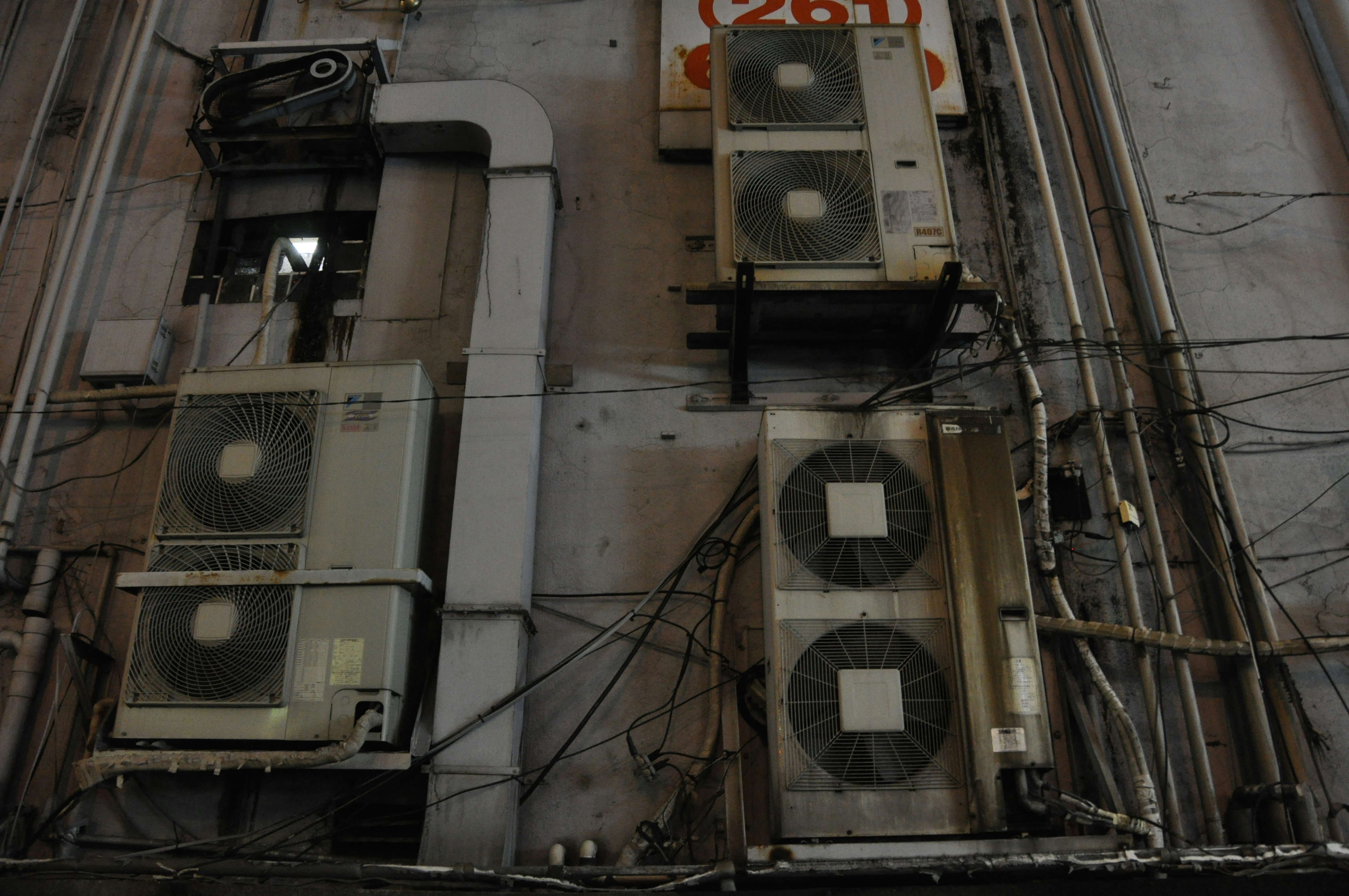 建築外牆上成排的冷氣室外機與管道