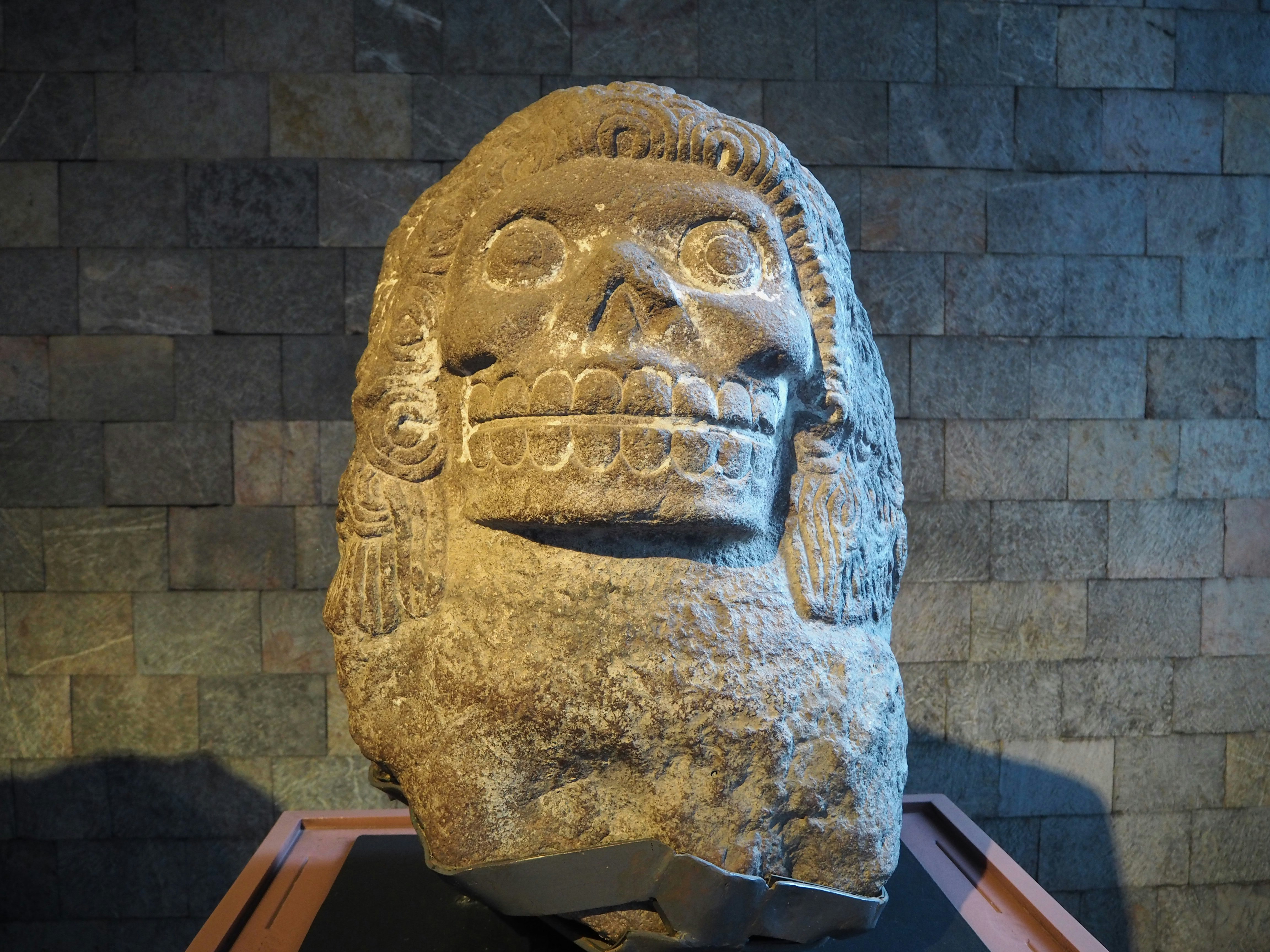 壁に面した古代の石像の横顔