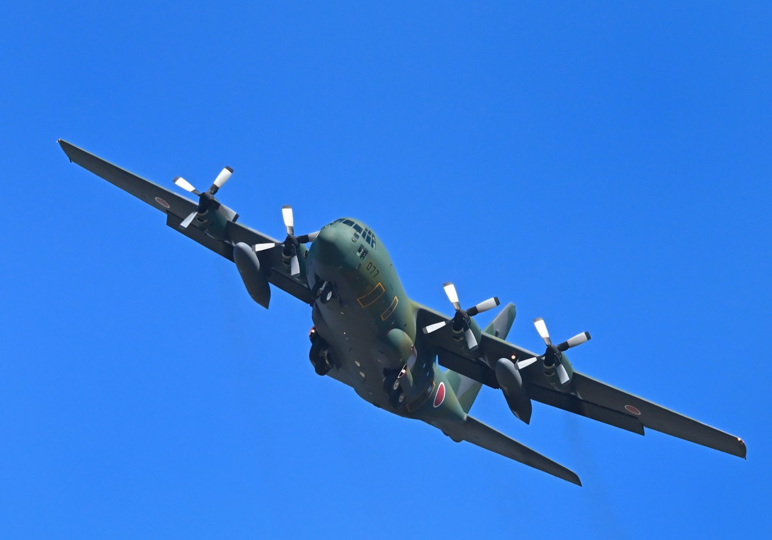 Pesawat militer terbang melawan langit biru
