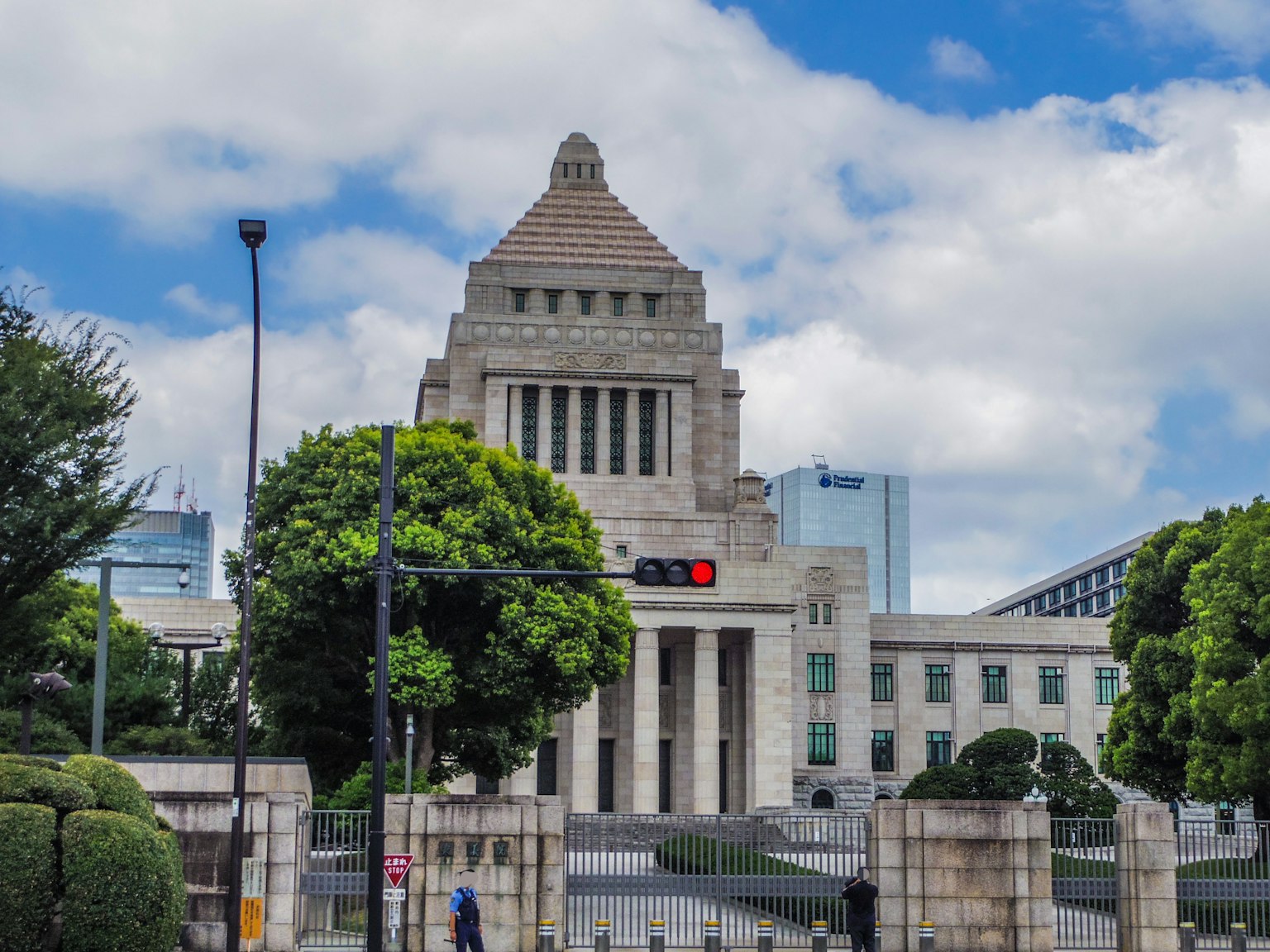 国会大厦与蓝天背景