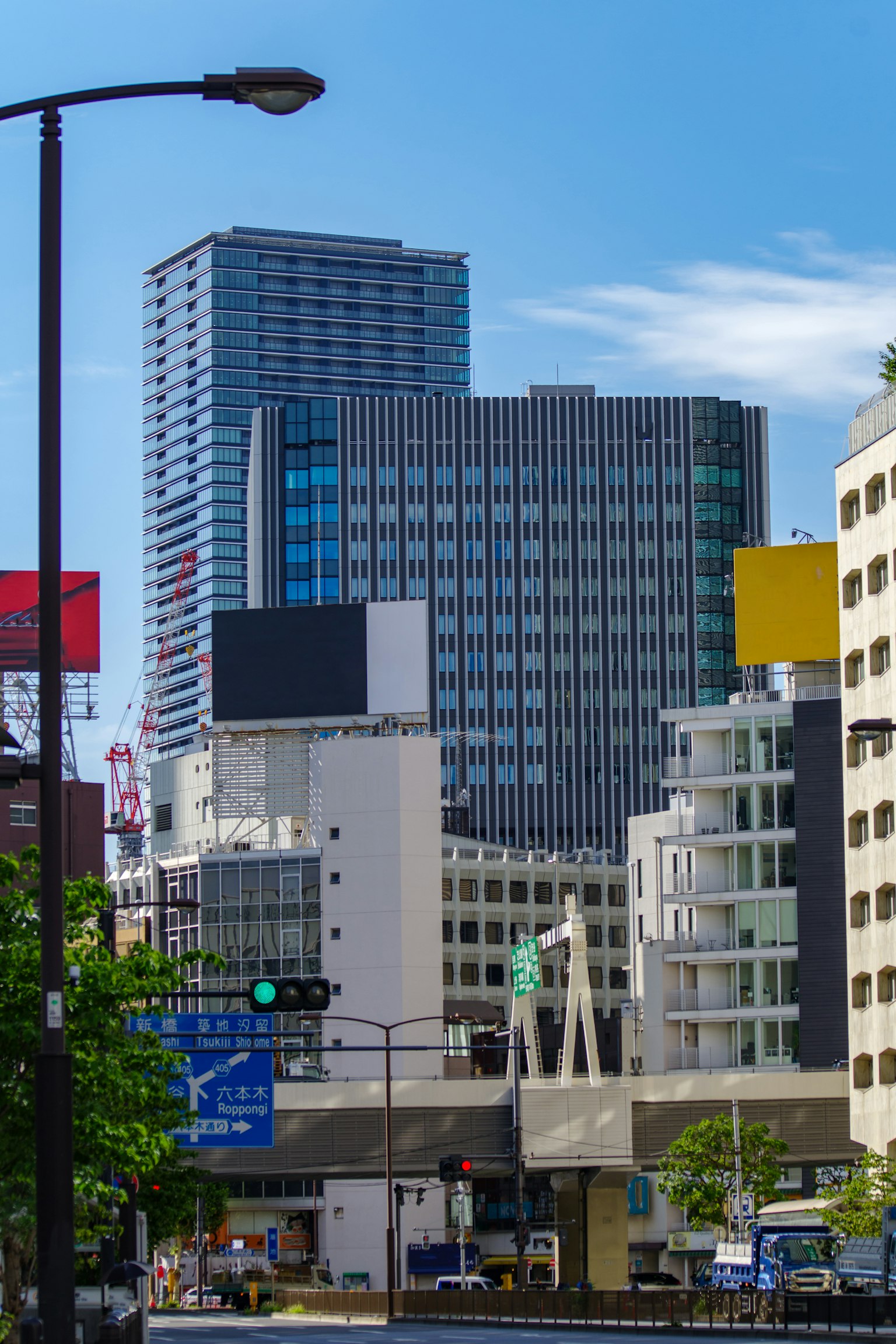 Garis langit kota dengan gedung tinggi dan langit biru