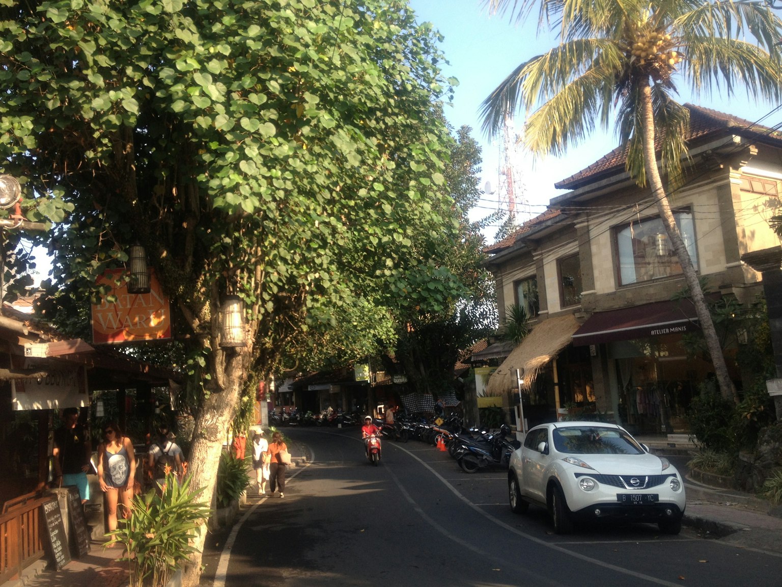 Khung cảnh đường phố ở Bali có cây và nhà