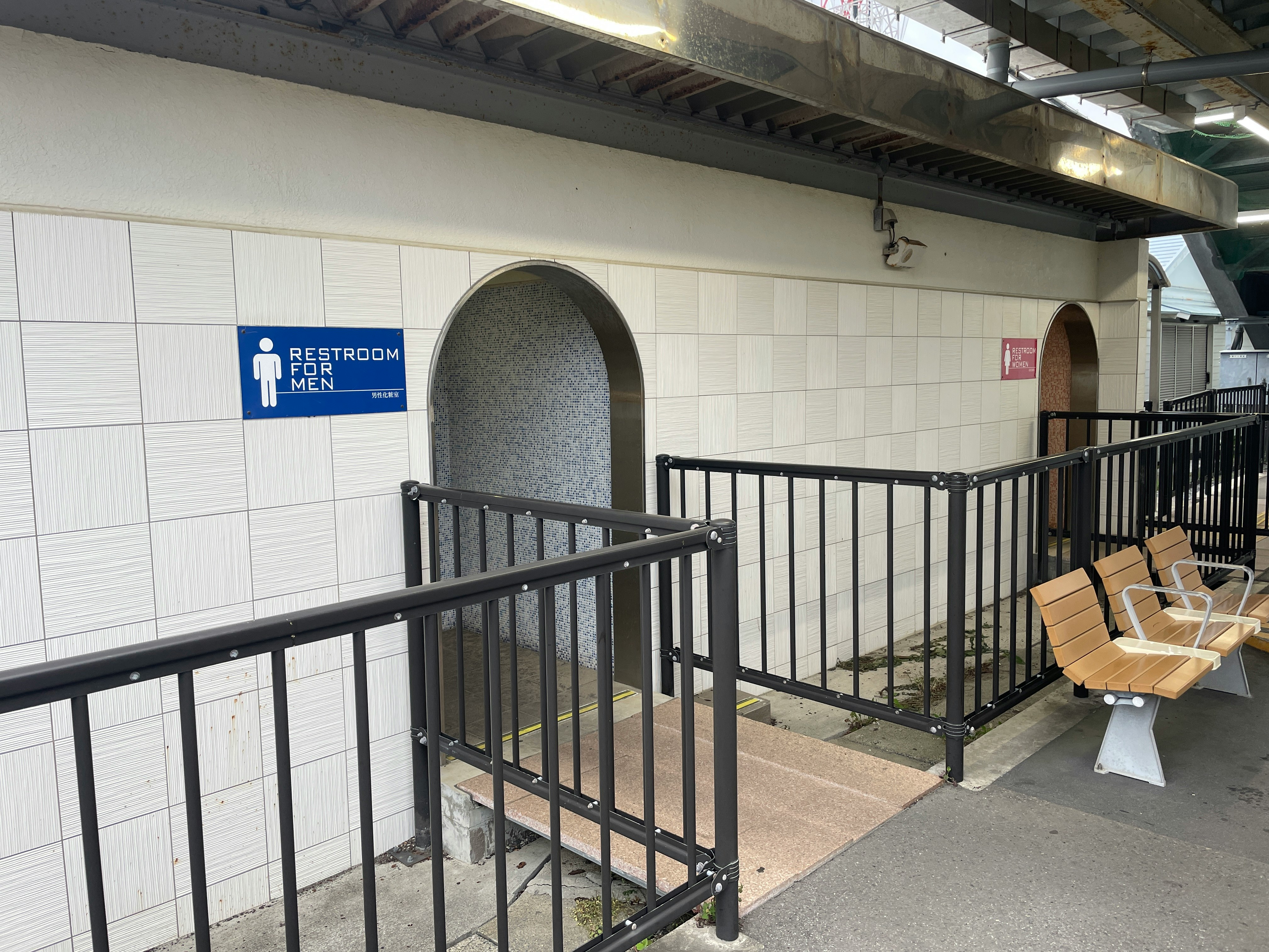 アーチ型の通路と手すりのある屋内廊下