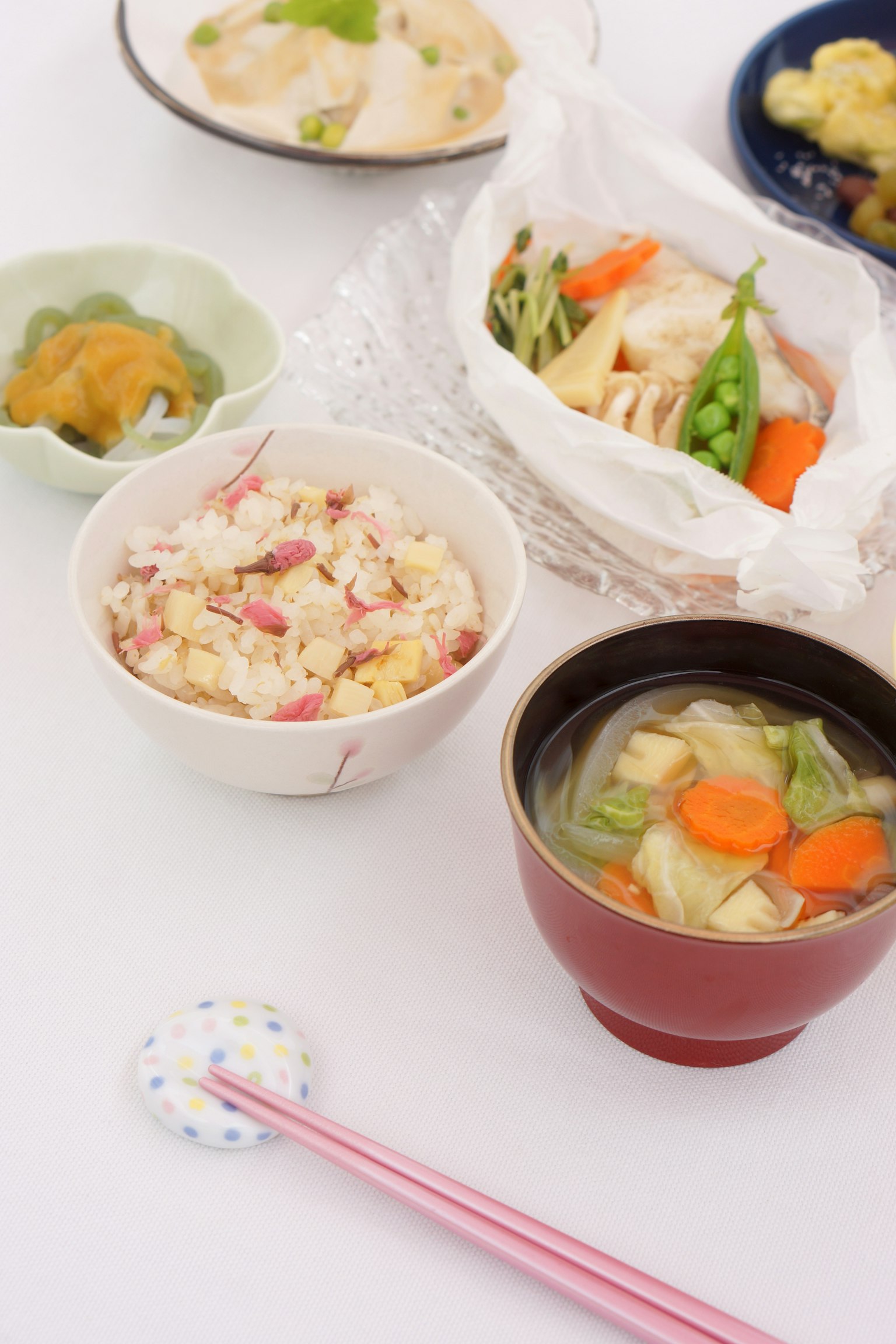 Assortimento colorato di piatti giapponesi con zuppa calda verdure al vapore pollo e riso in stile insalata