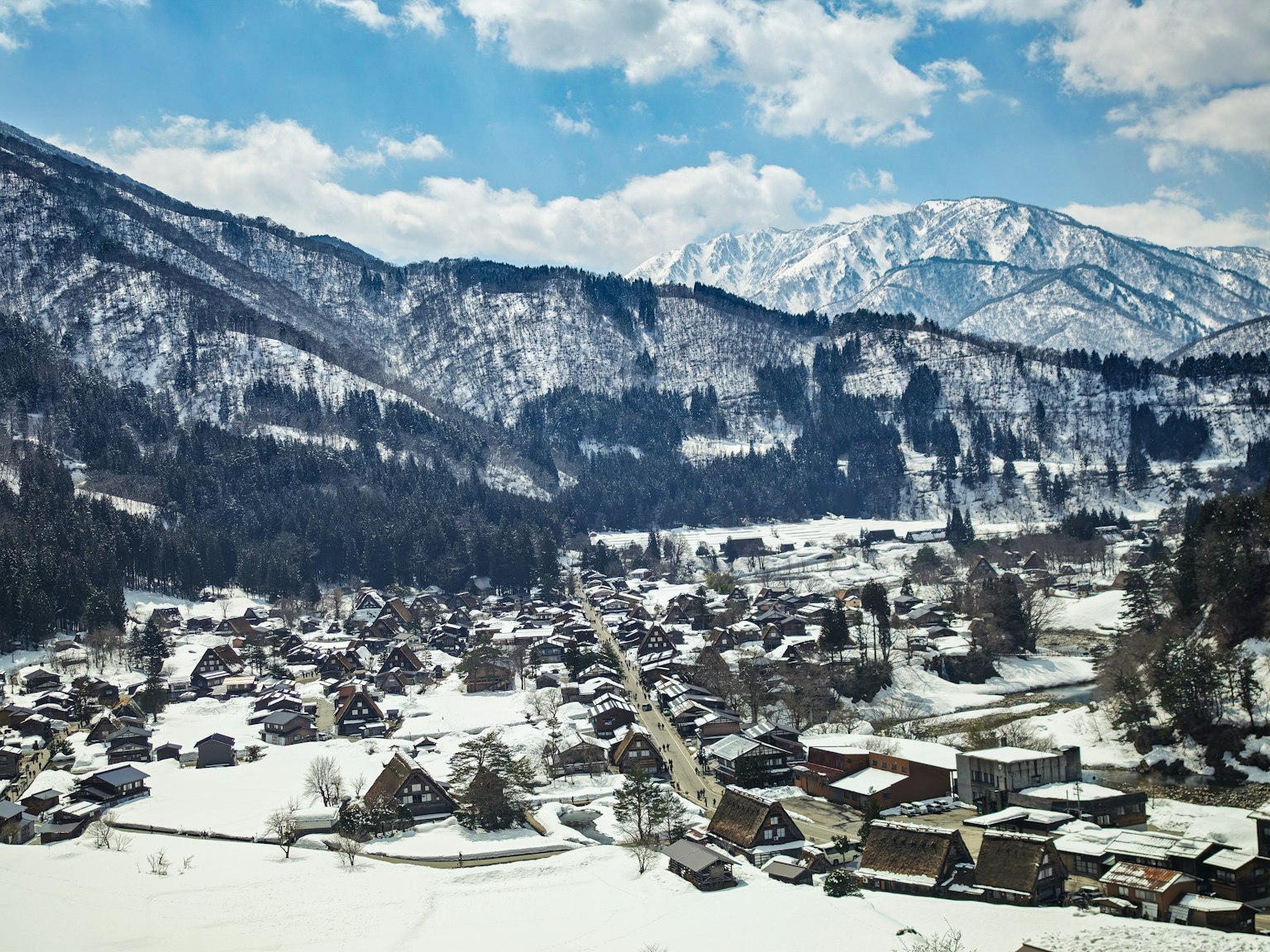 Schöne verschneite Landschaft eines Bergdorfes