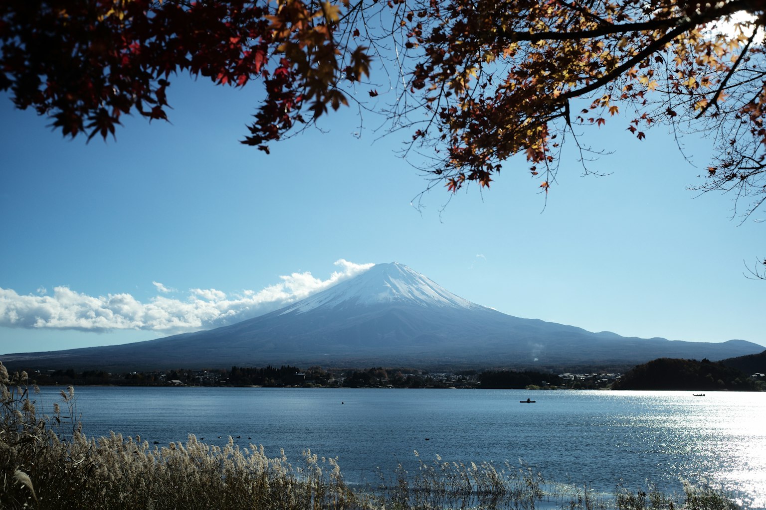 Vista escénica del monte Fuji contra un cielo azul