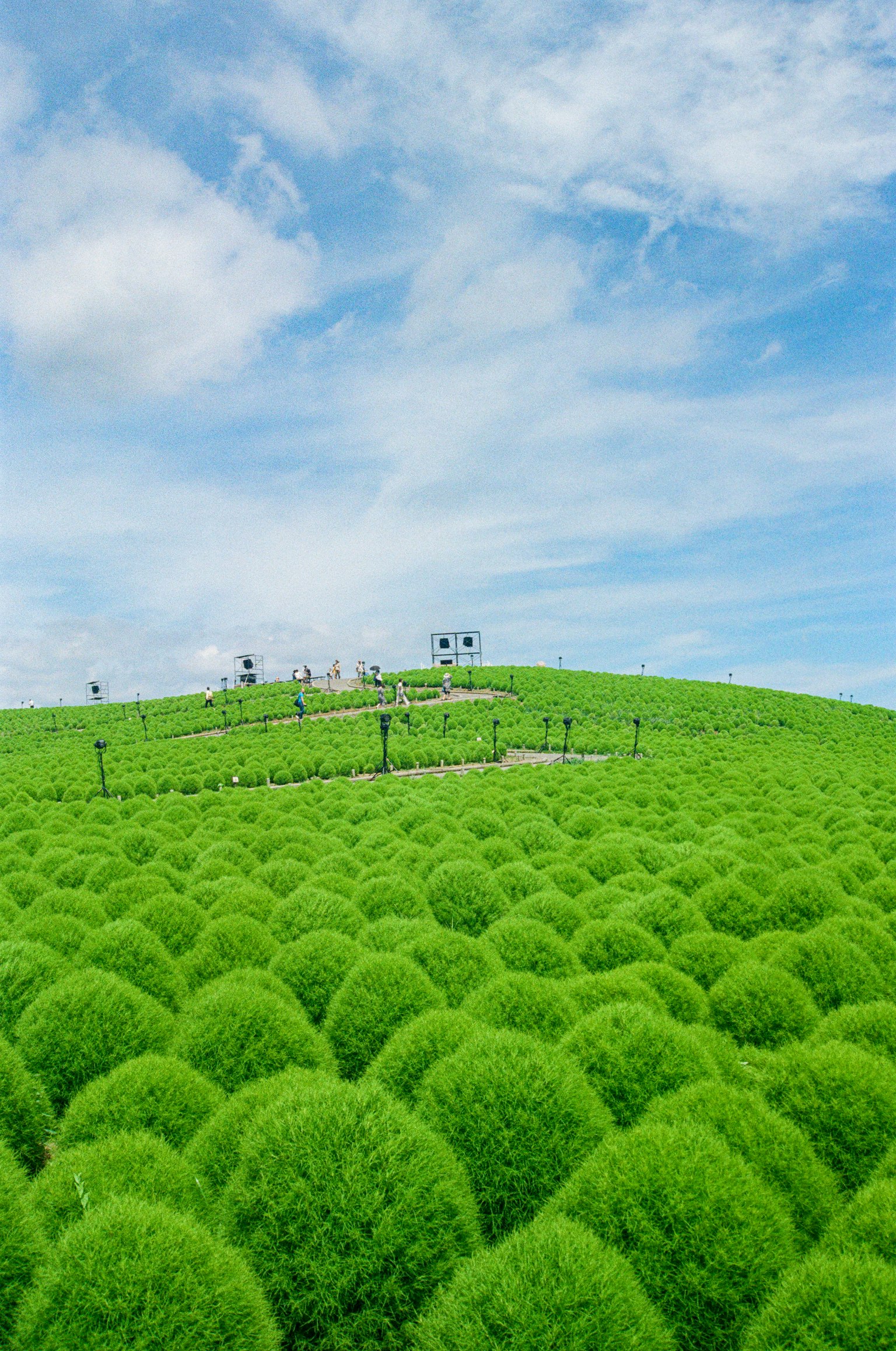 暗い背景にシンプルなデザインのグレーの四角形