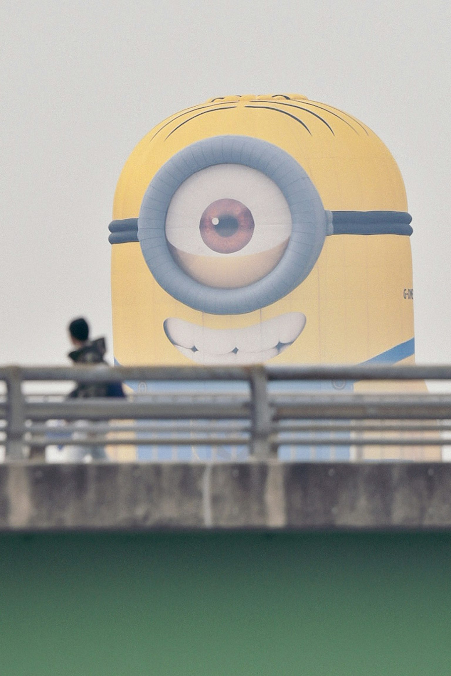 橋の上に立つミニオンの巨大なバルーンが見える