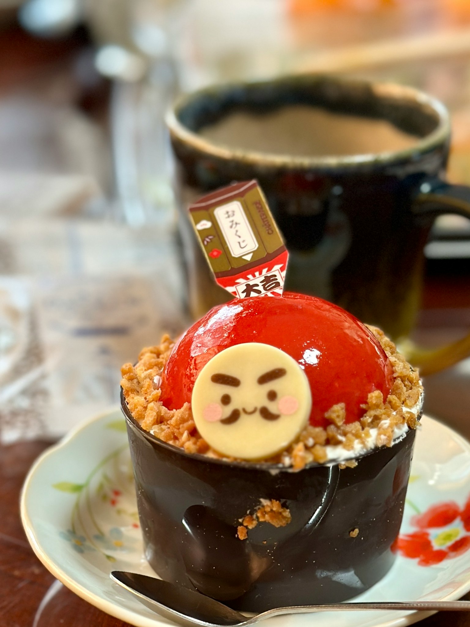 Món tráng miệng với mái vòm màu đỏ được trang trí bằng sô cô la hình nhân vật và bao quanh bởi vụn
