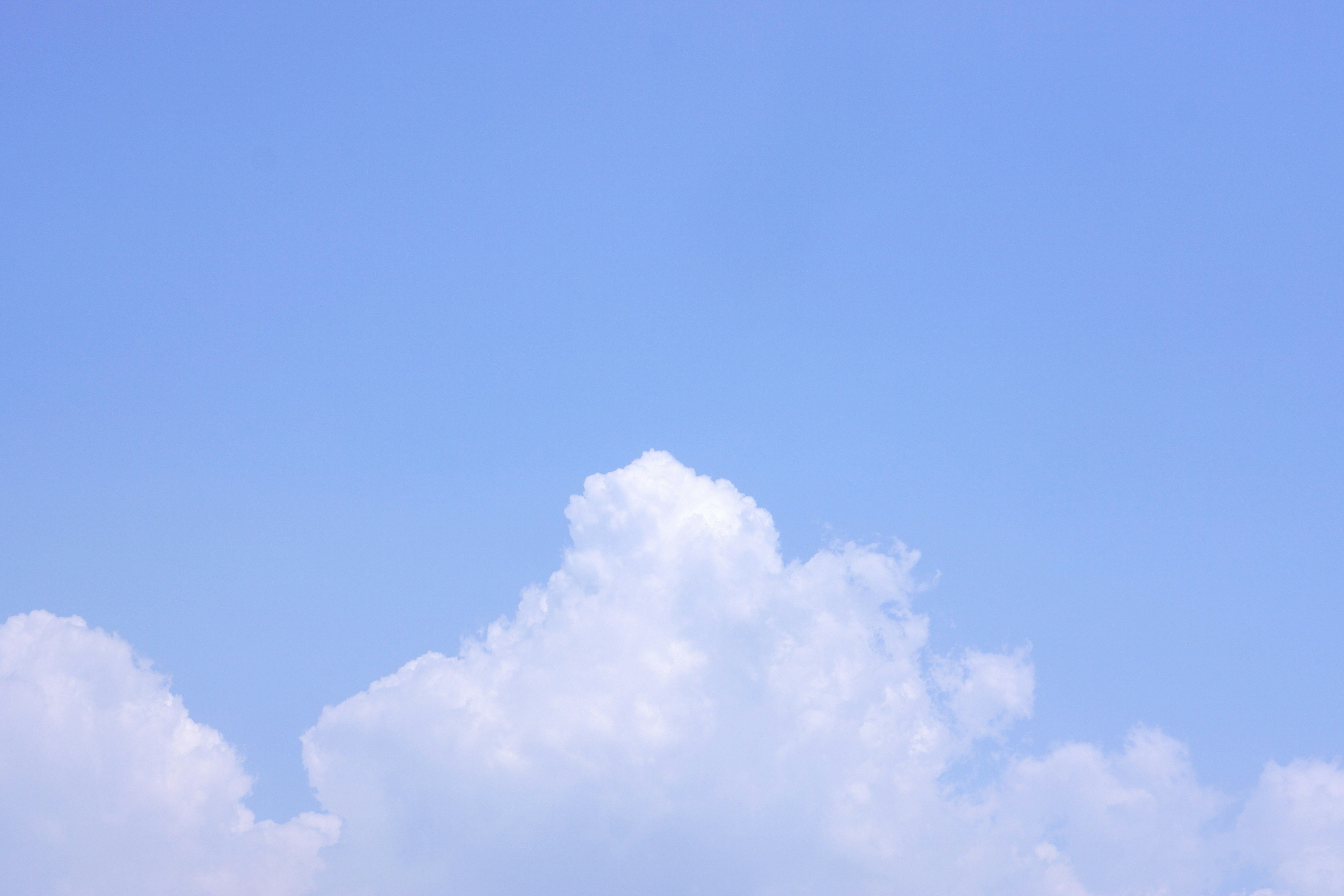 langit biru dengan awan besar yang menggumpal