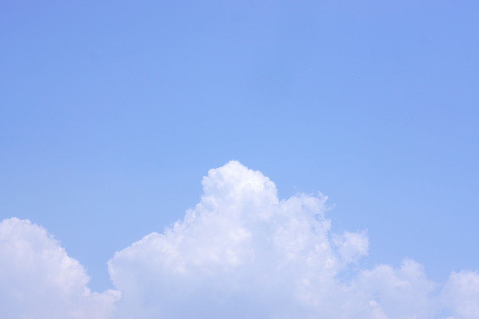 Scena semplice di nuvole bianche che fluttuano in un cielo blu