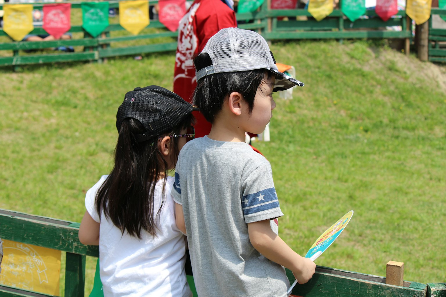 孩子們戴著帽子享受戶外活動