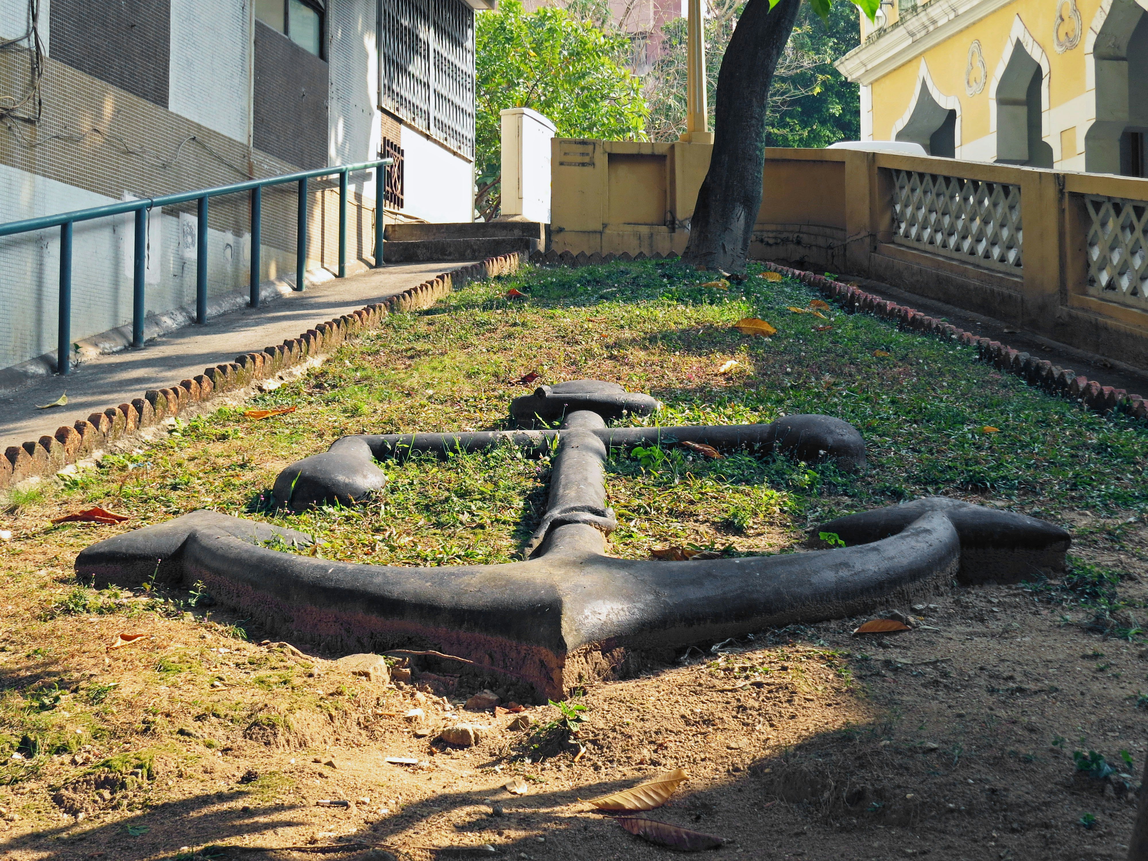 courtyard circular stone water basin with greenery