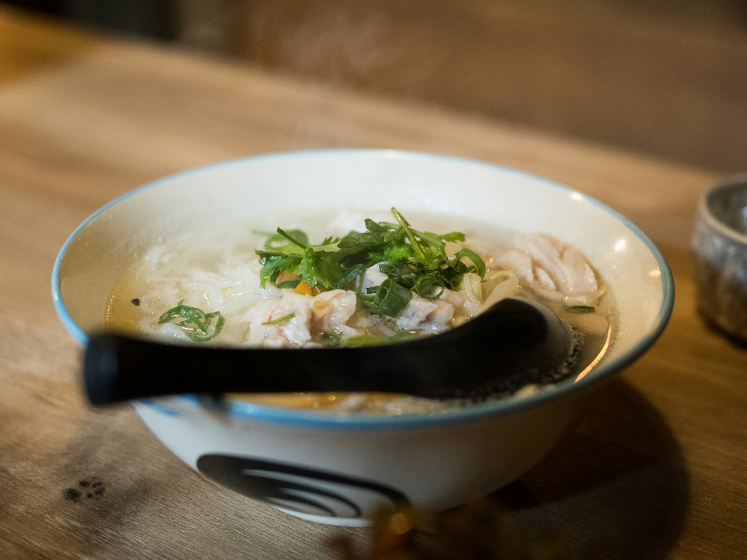 Bol de soupe de poulet avec des herbes