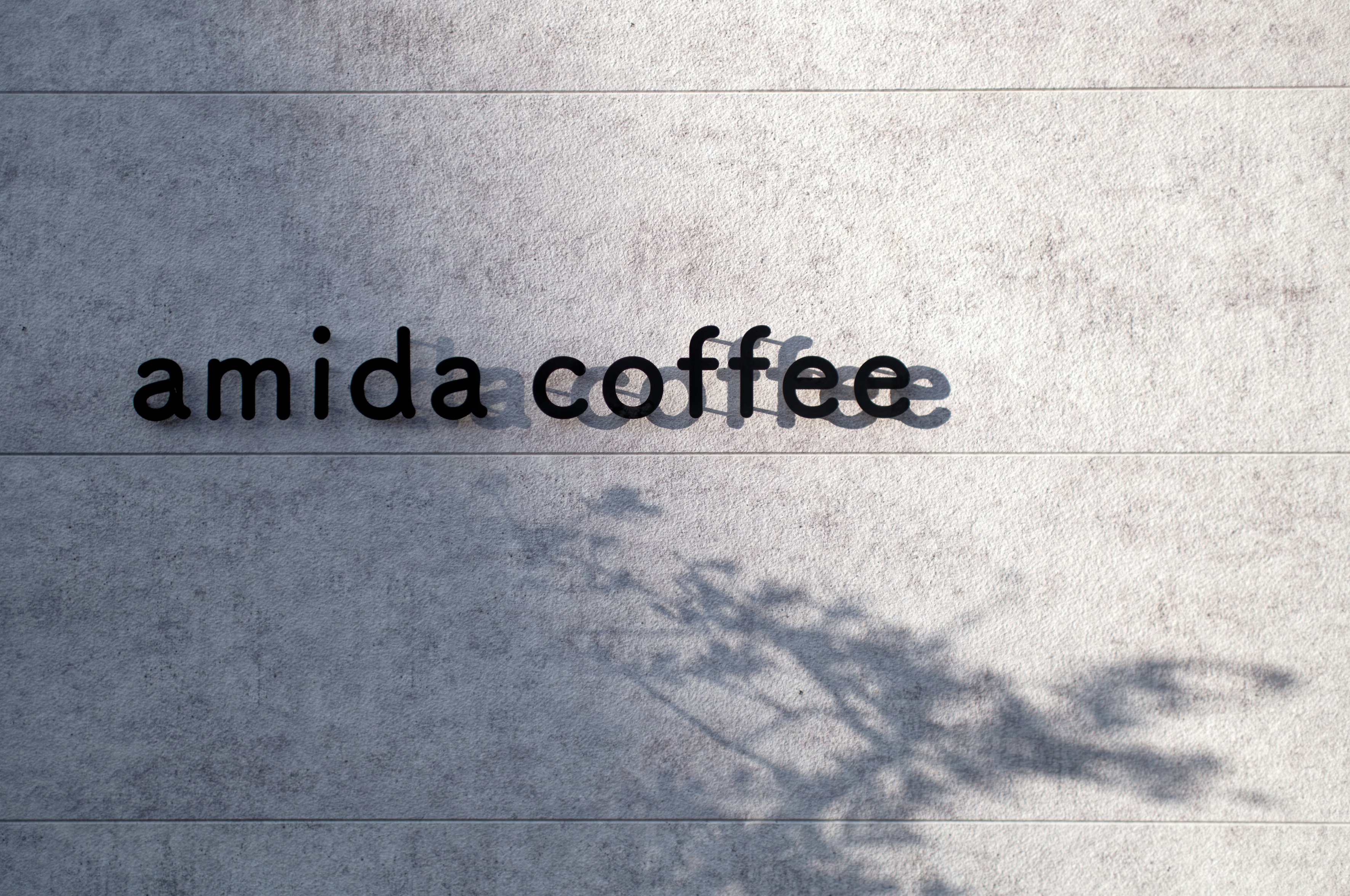 「amida coffee」の看板があるカフェの壁面