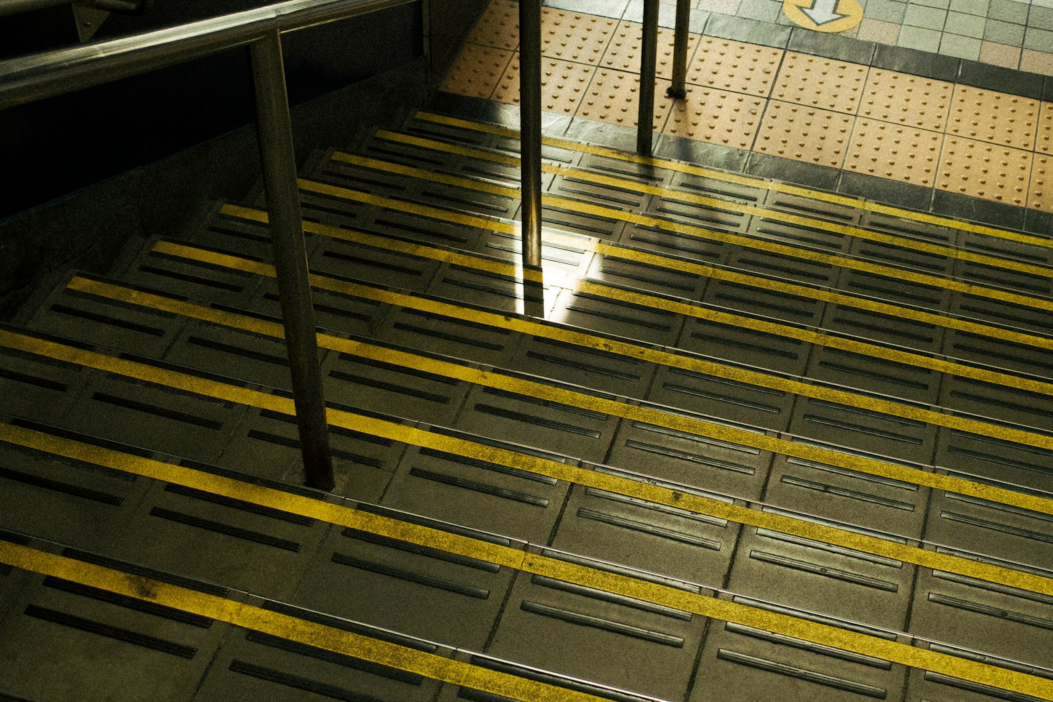 Scala con strisce di sicurezza gialle sui gradini