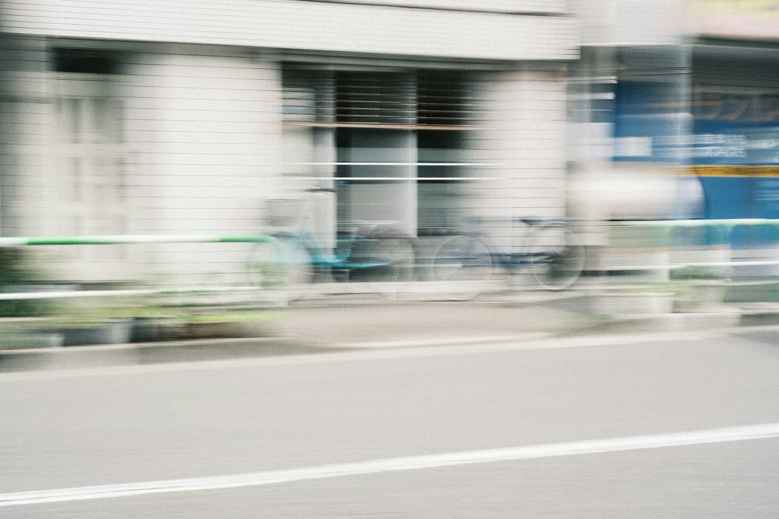 Scène urbaine floue avec des vélos et des bâtiments