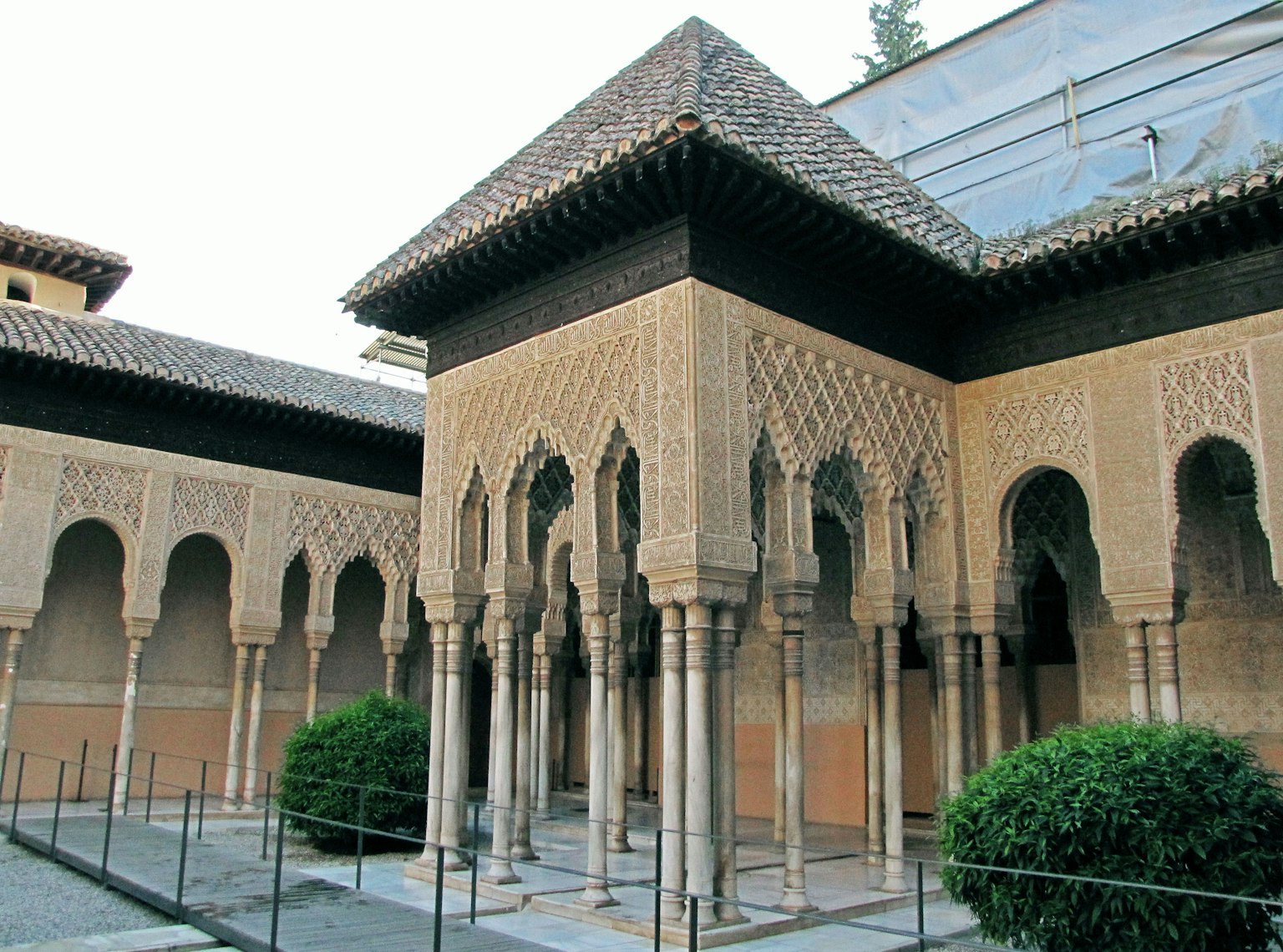 Kubah dan kolom dekoratif yang indah di Istana Alhambra