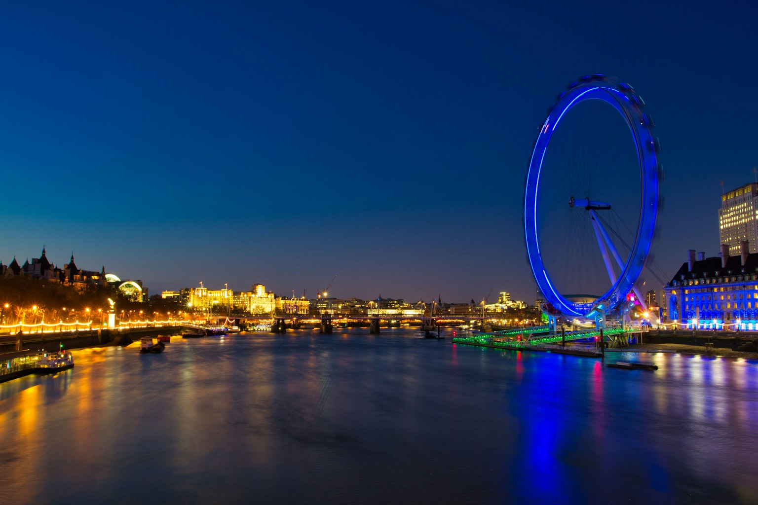 London Eye iluminado en azul por la noche