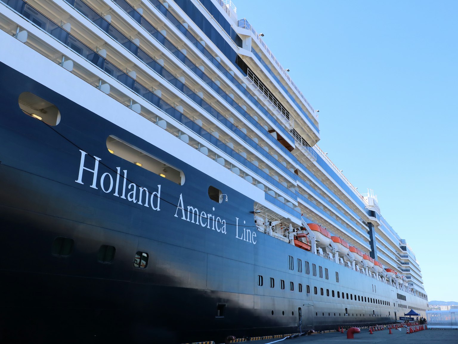 Vue latérale d'un navire de croisière Holland America Line