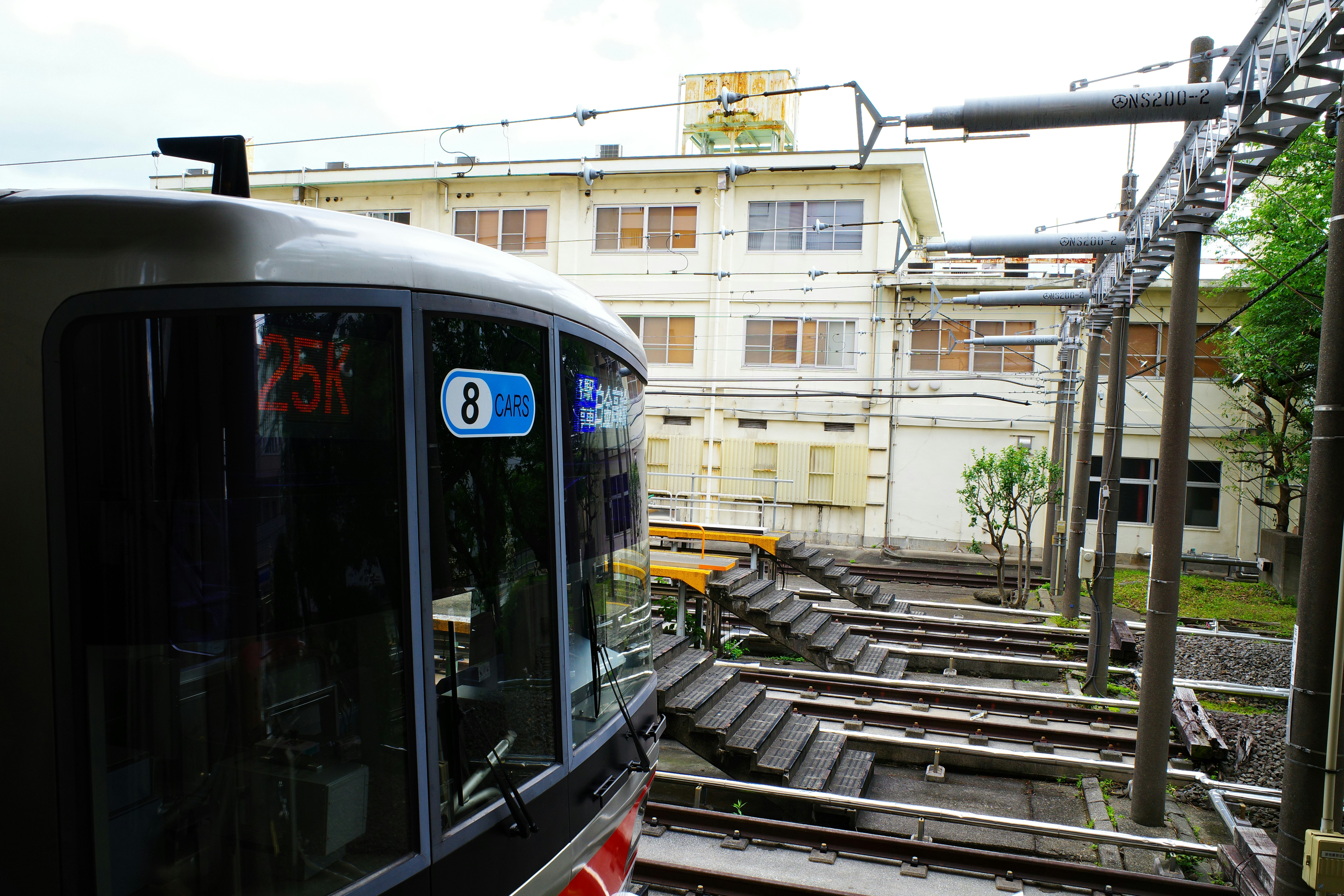 高架線路の駅で停車する電車