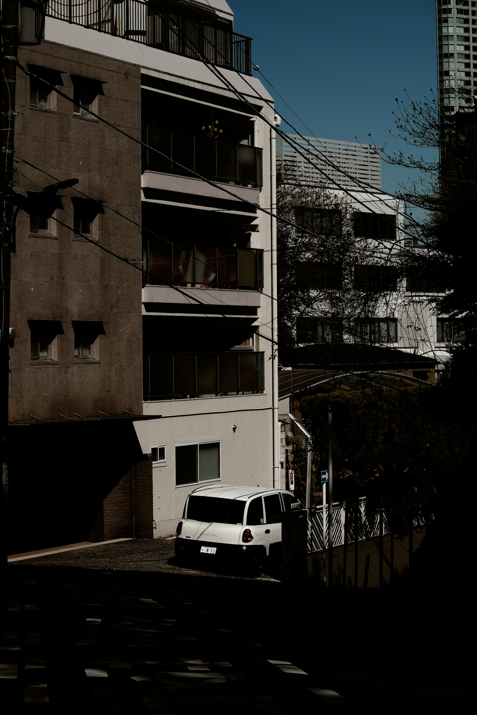 城市风景，白色面包车和现代建筑，色调较暗