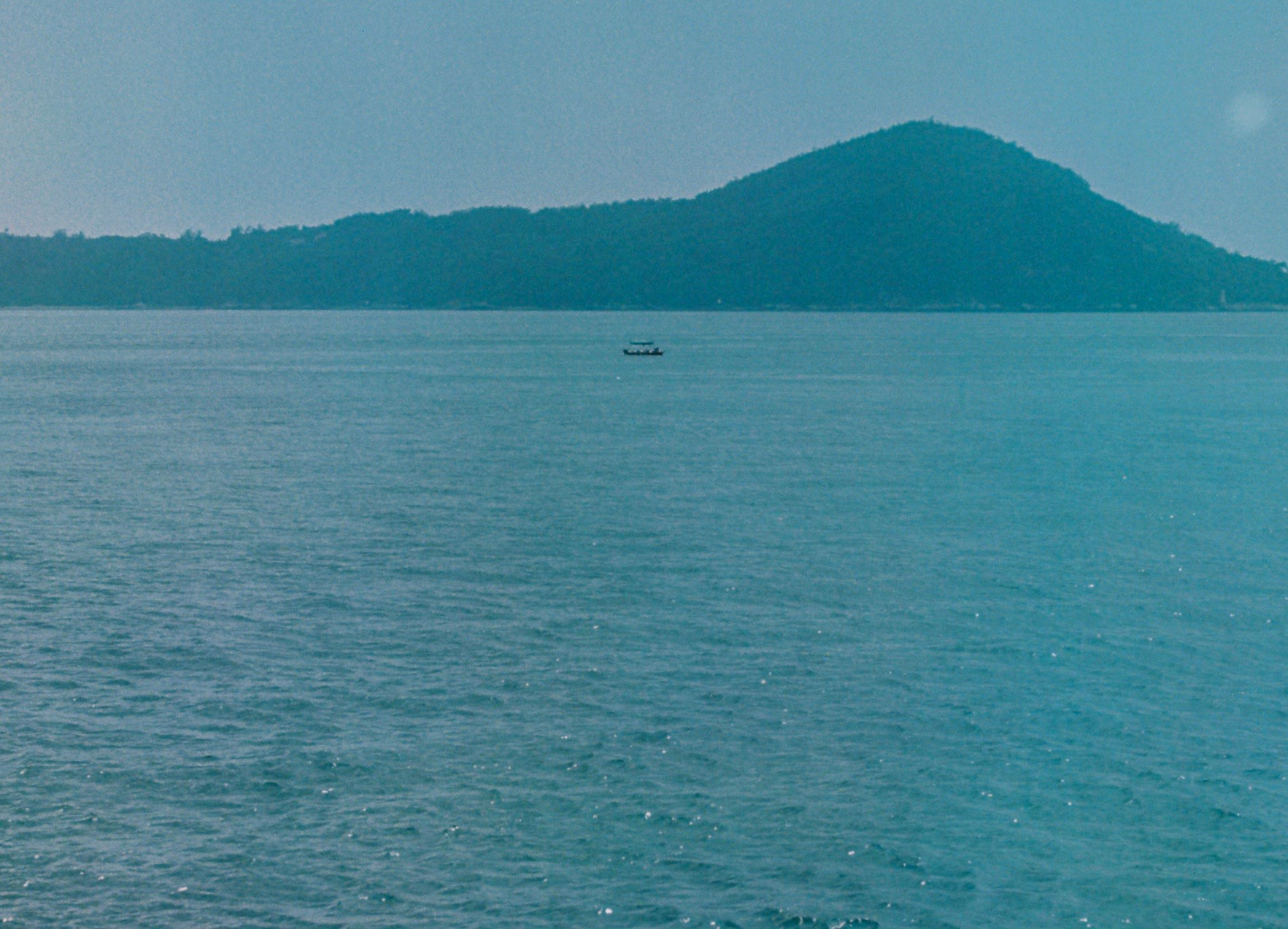海面と遠くの山が見える穏やかな風景