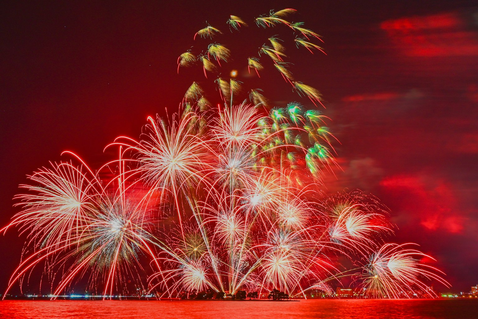 Spettacolo di fuochi d'artificio vibrante su sfondo rosso scintille e luci colorate