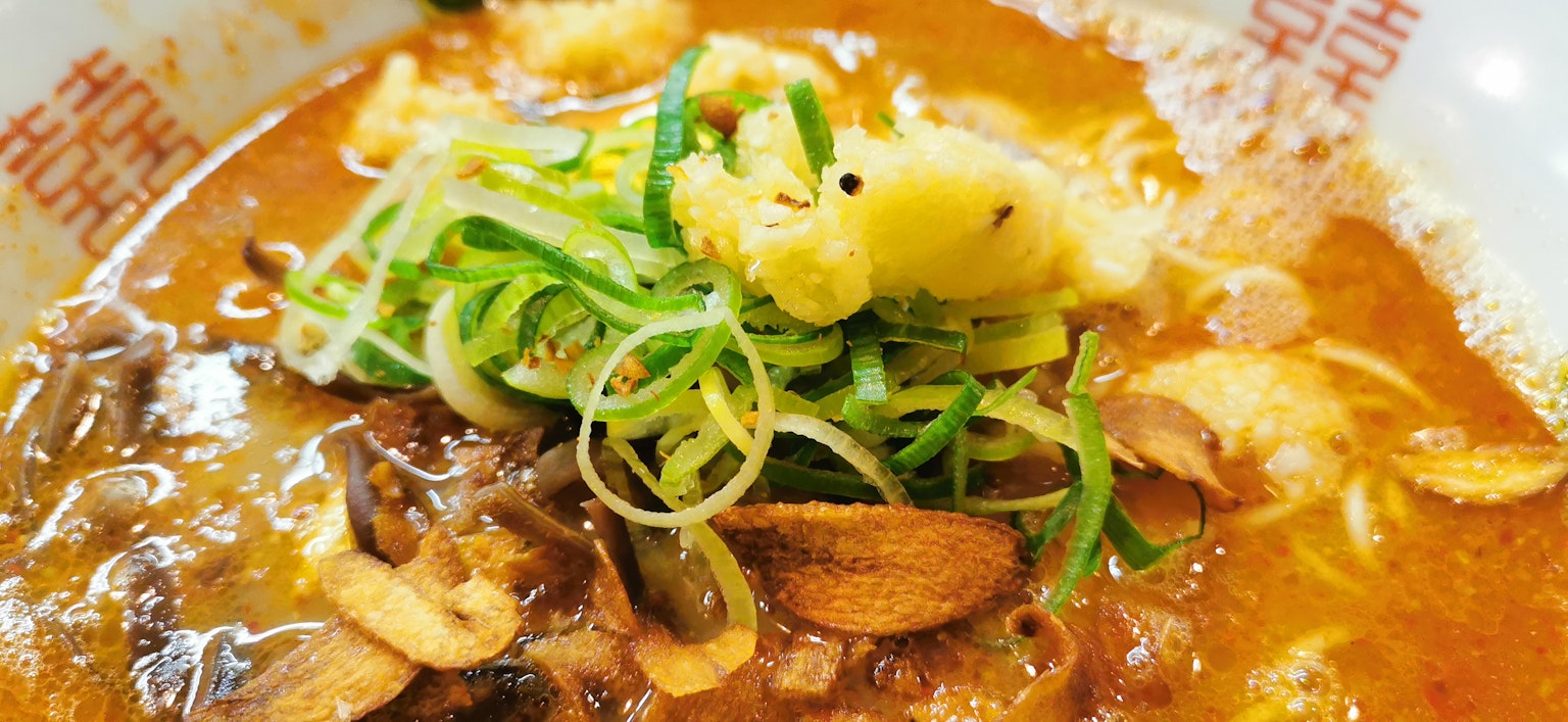 Ramen délicieux garni d'oignons verts et de gingembre