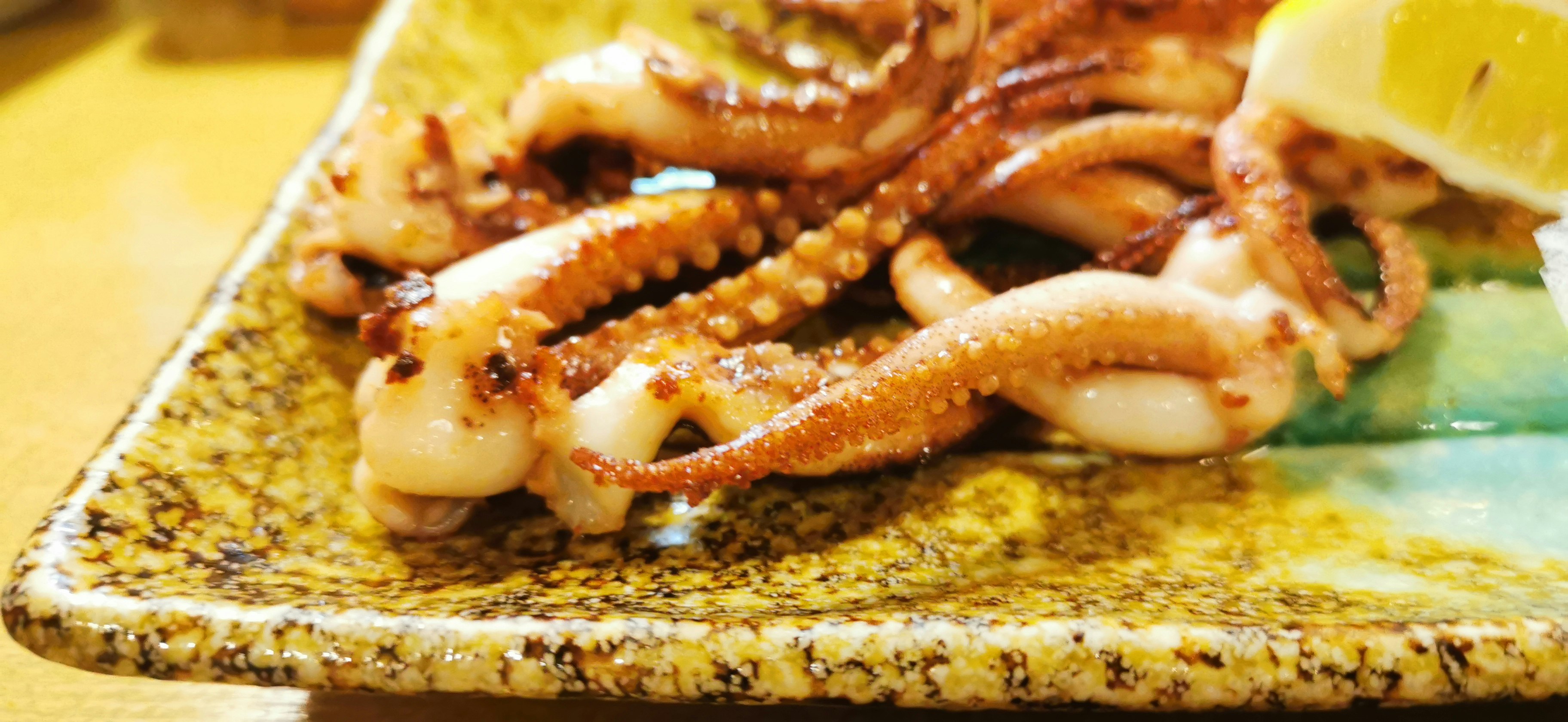 cumi dan gurita panggang di atas hot plate