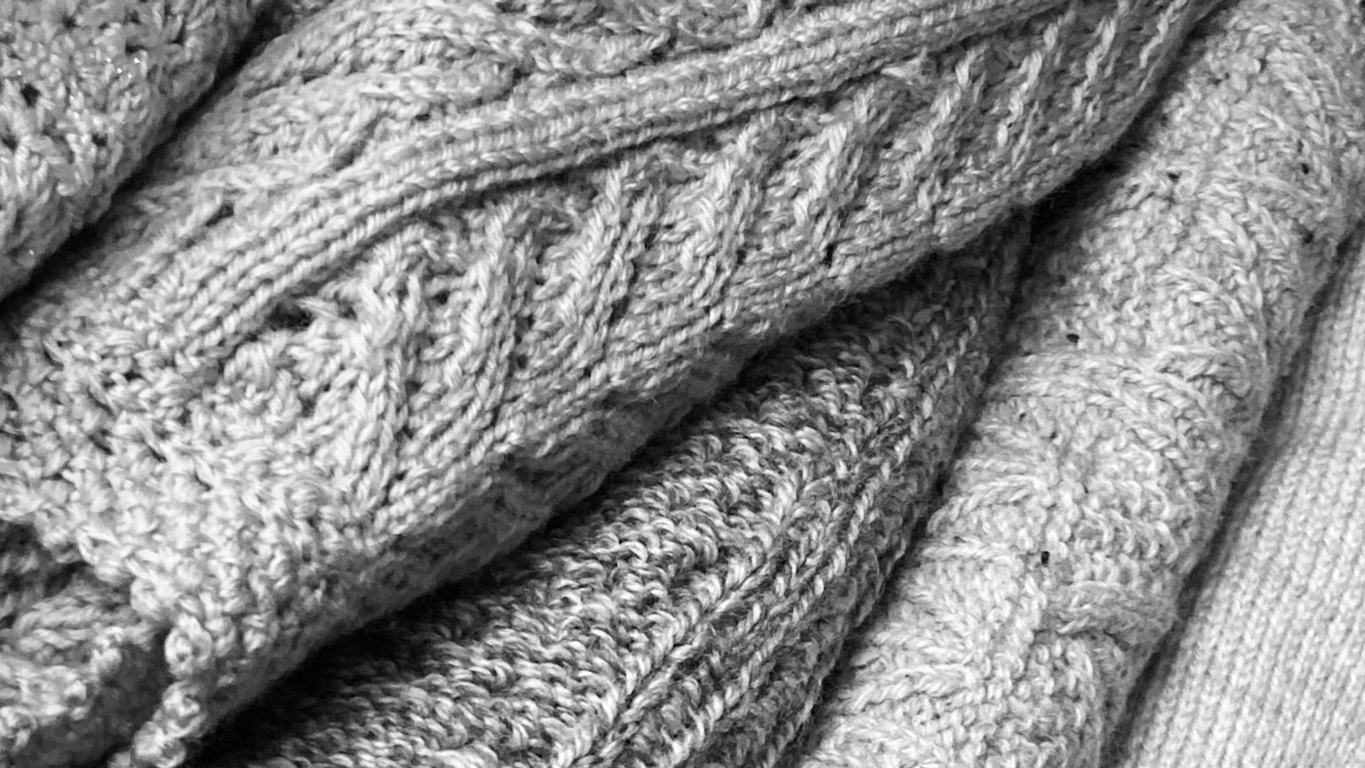 Grau gestrickte Pullover mit komplexen Mustern