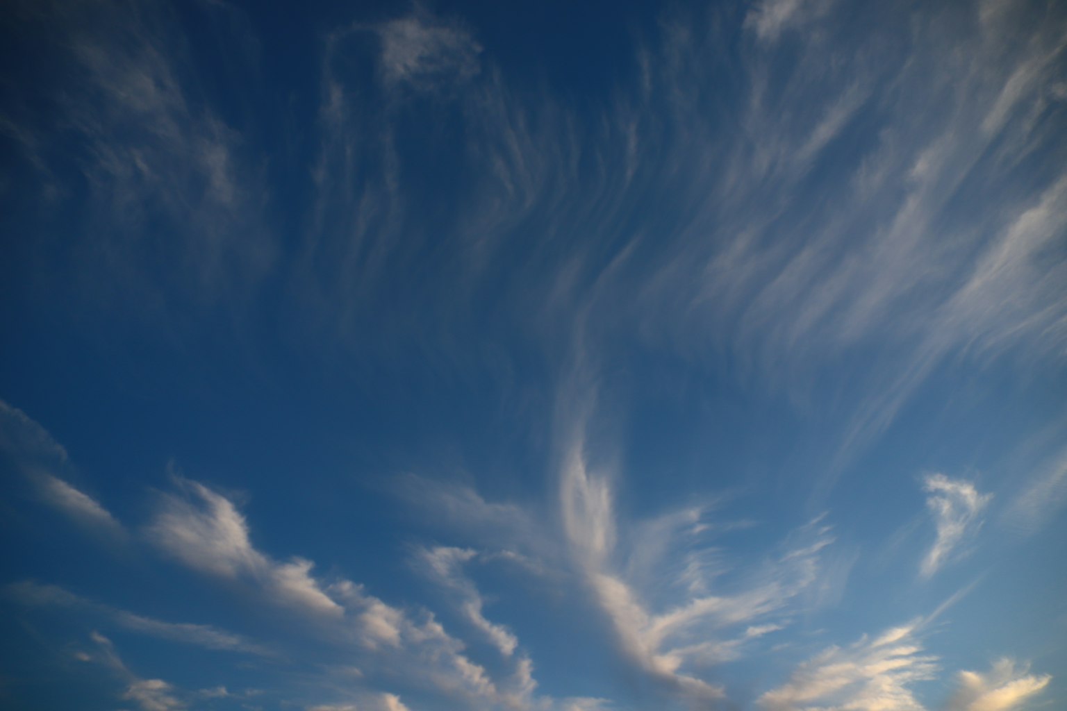 Schöne Muster weißer Wolken, die in einem blauen Himmel fließen