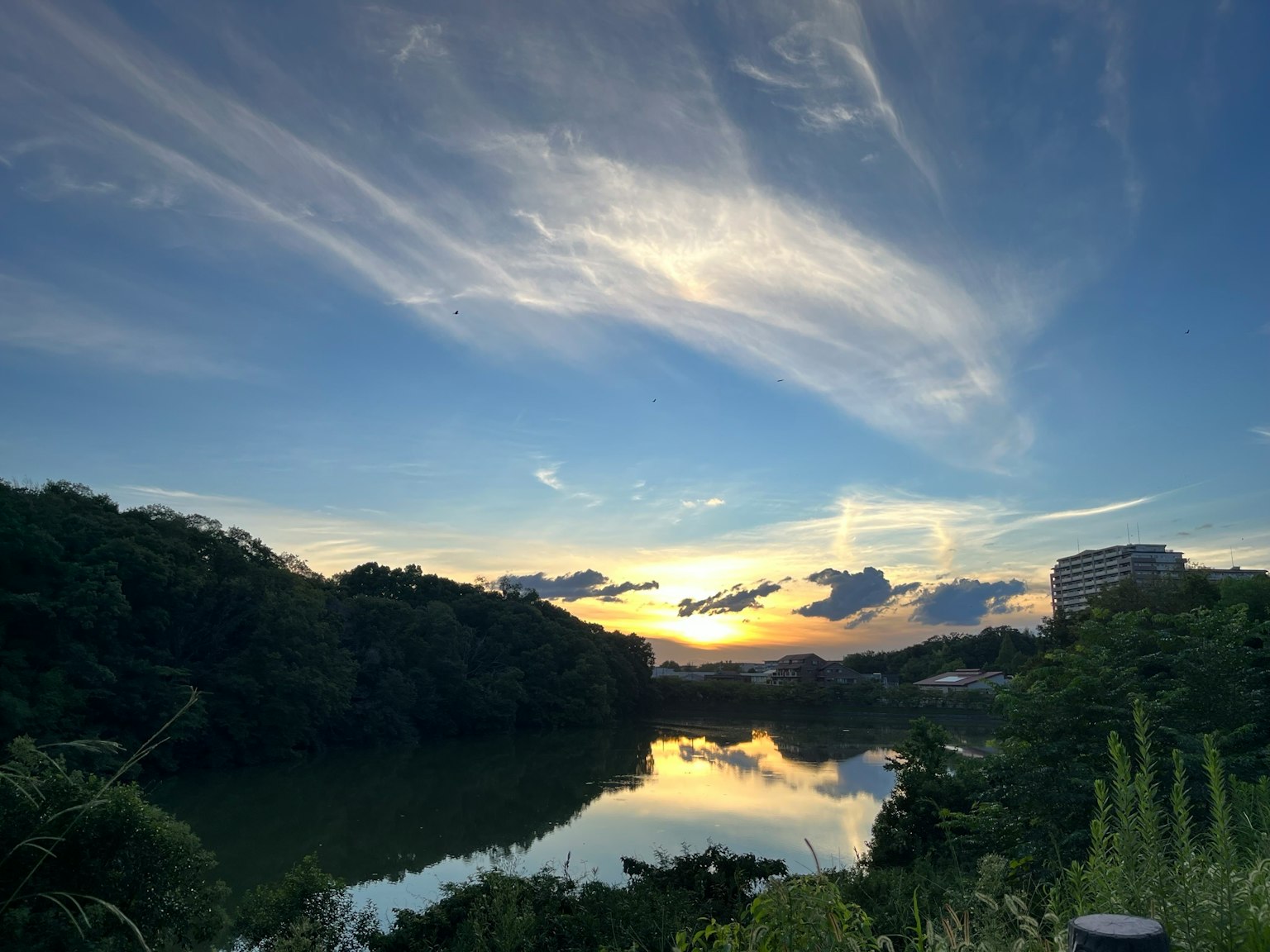 宁静的湖景与美丽的日落色彩