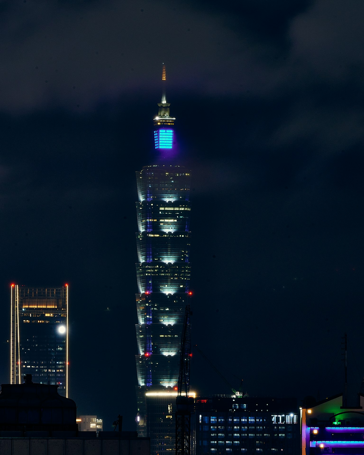 La torre Taipei 101 iluminada por la noche con luces azules