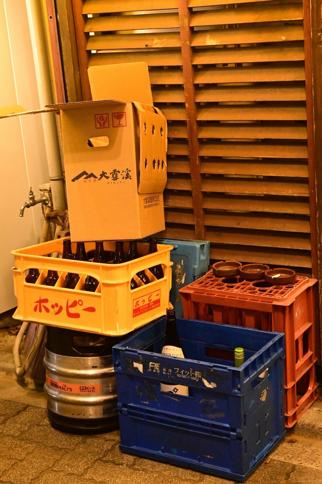 Spazio di lavoro interno con scatole di cartone e casse di stoccaggio accanto a un pallet di legno