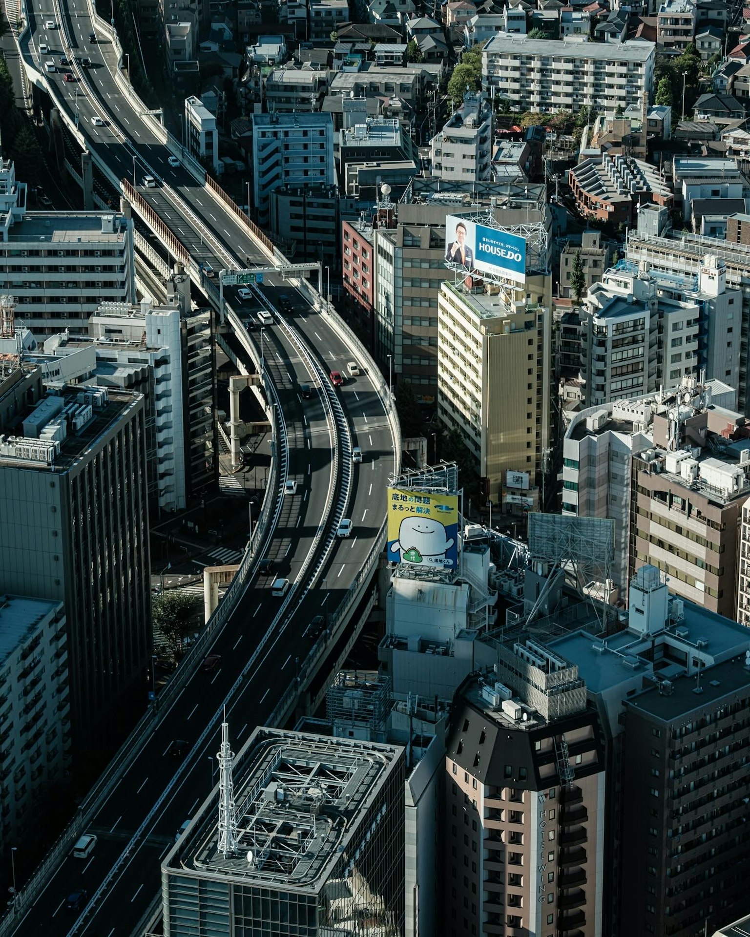 城市的鳥瞰圖，特色摩天大樓和交錯道路