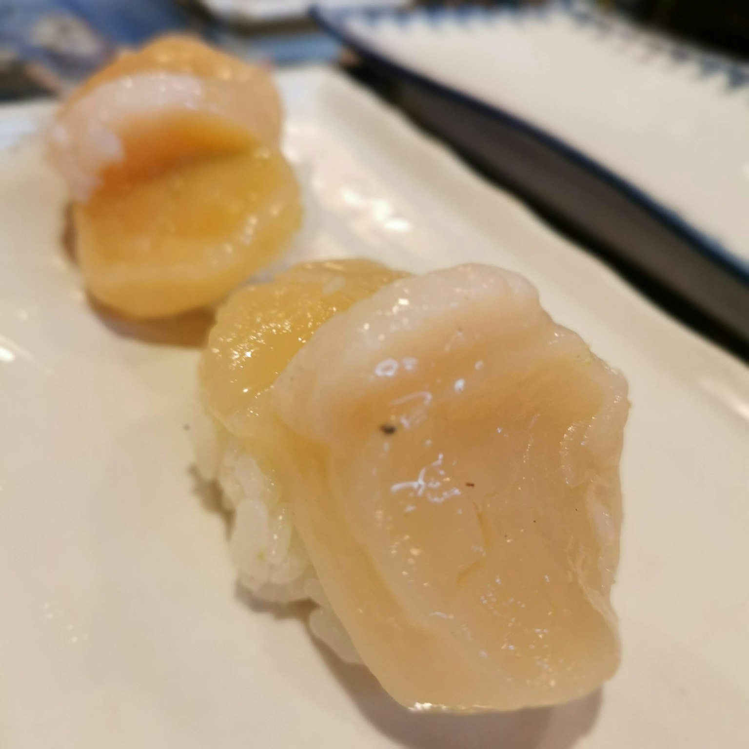 白色盤子上的扇貝壽司