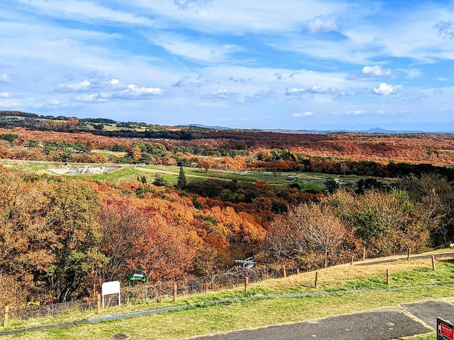 Weite Herbstlandschaft mit blauem Himmel