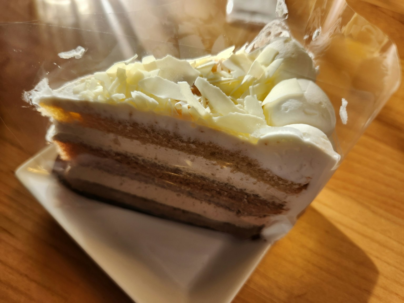 크림과 흰 초콜릿이 얹힌 층 케이크 조각