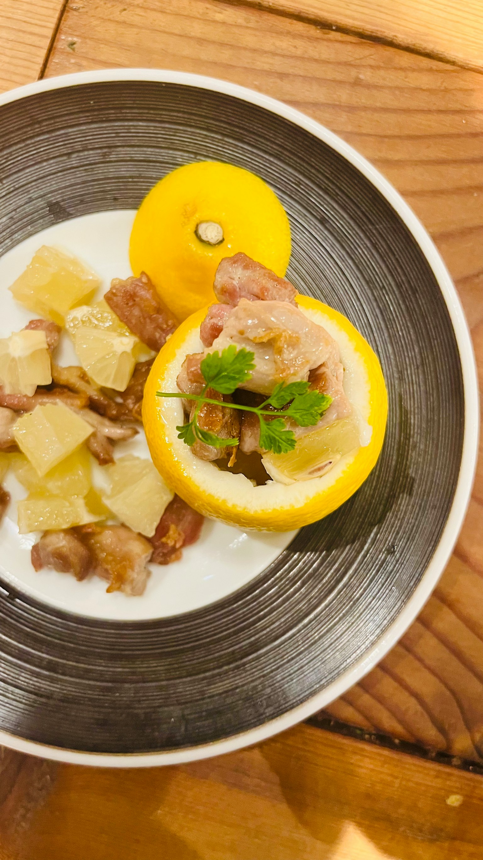 Piring dengan lemon yang diisi makanan dan bahan di sekitarnya