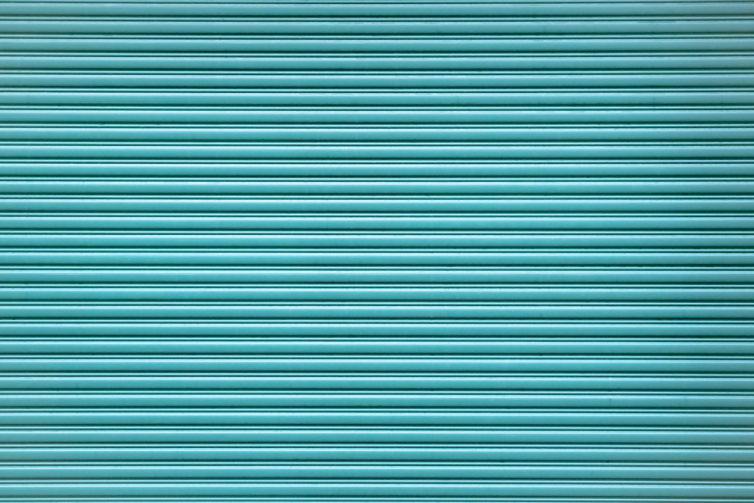 Blaues Streifenmuster auf einem Metallrollo