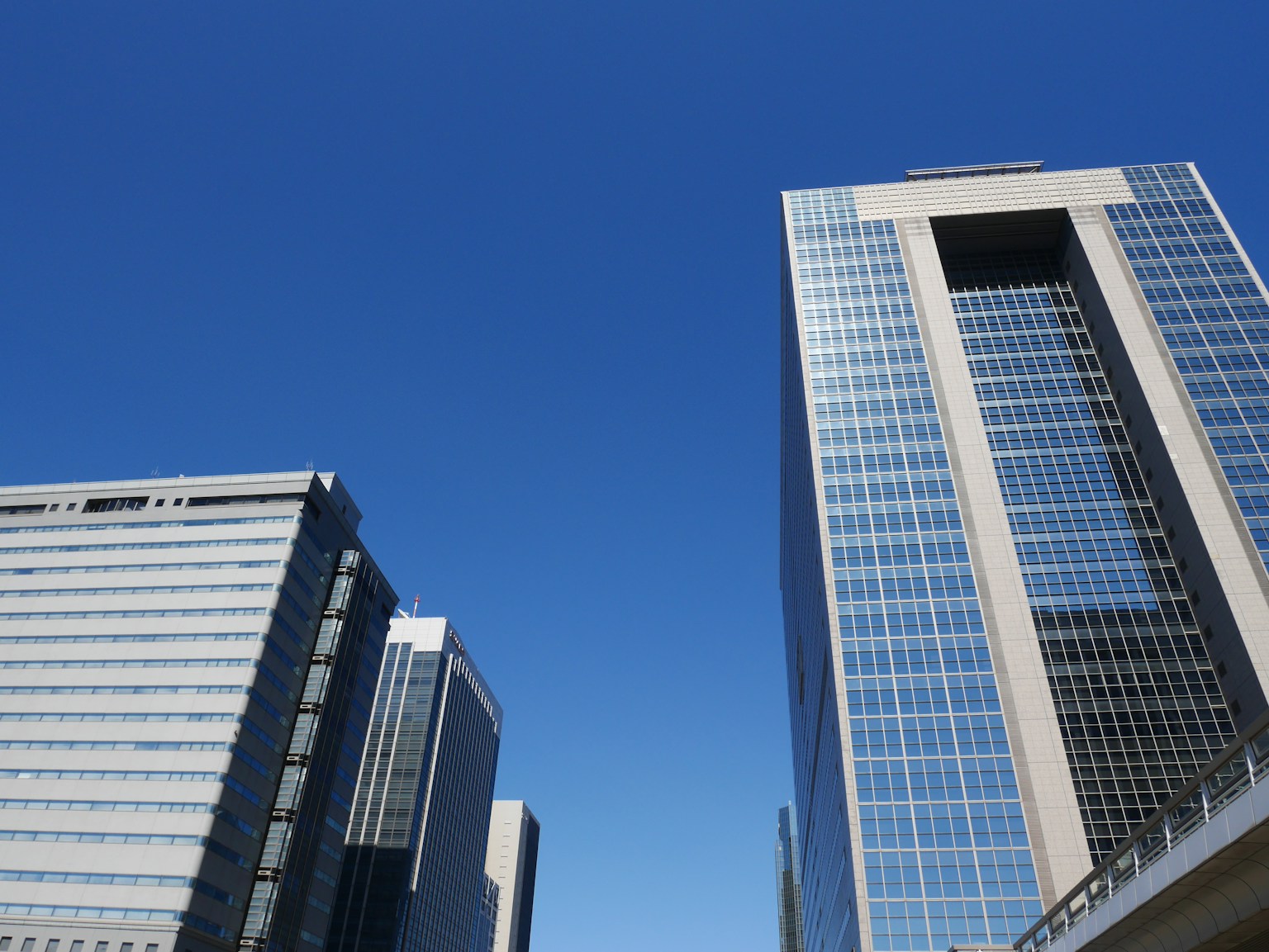 Photo de gratte-ciels sous un ciel bleu