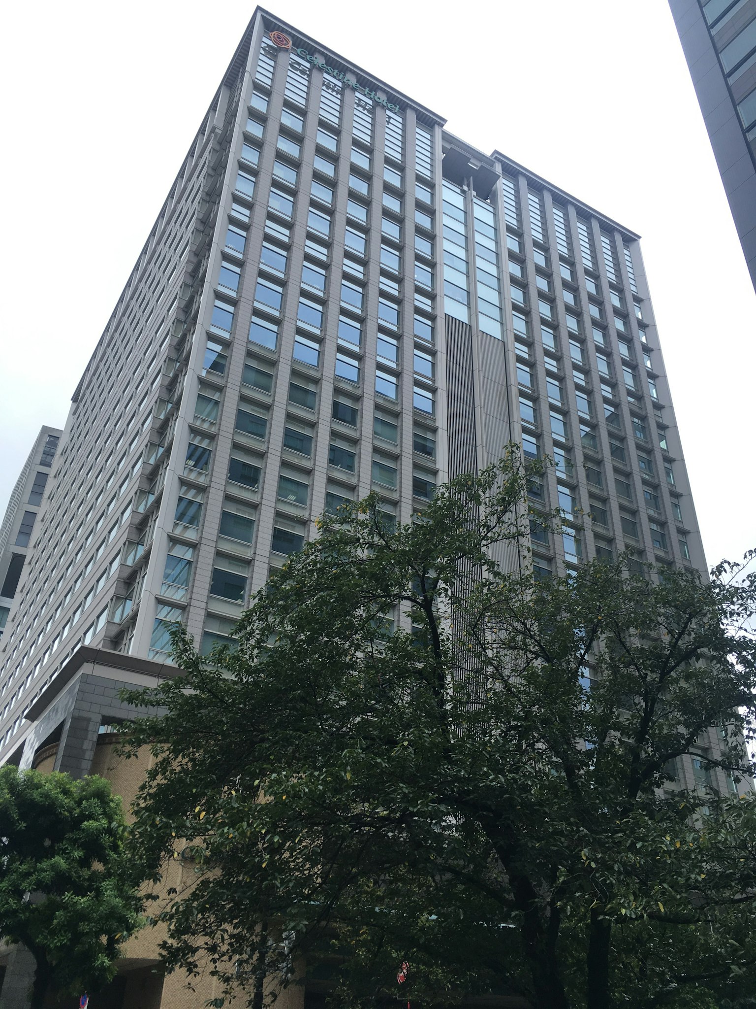 高层建筑的外观和周围的树木