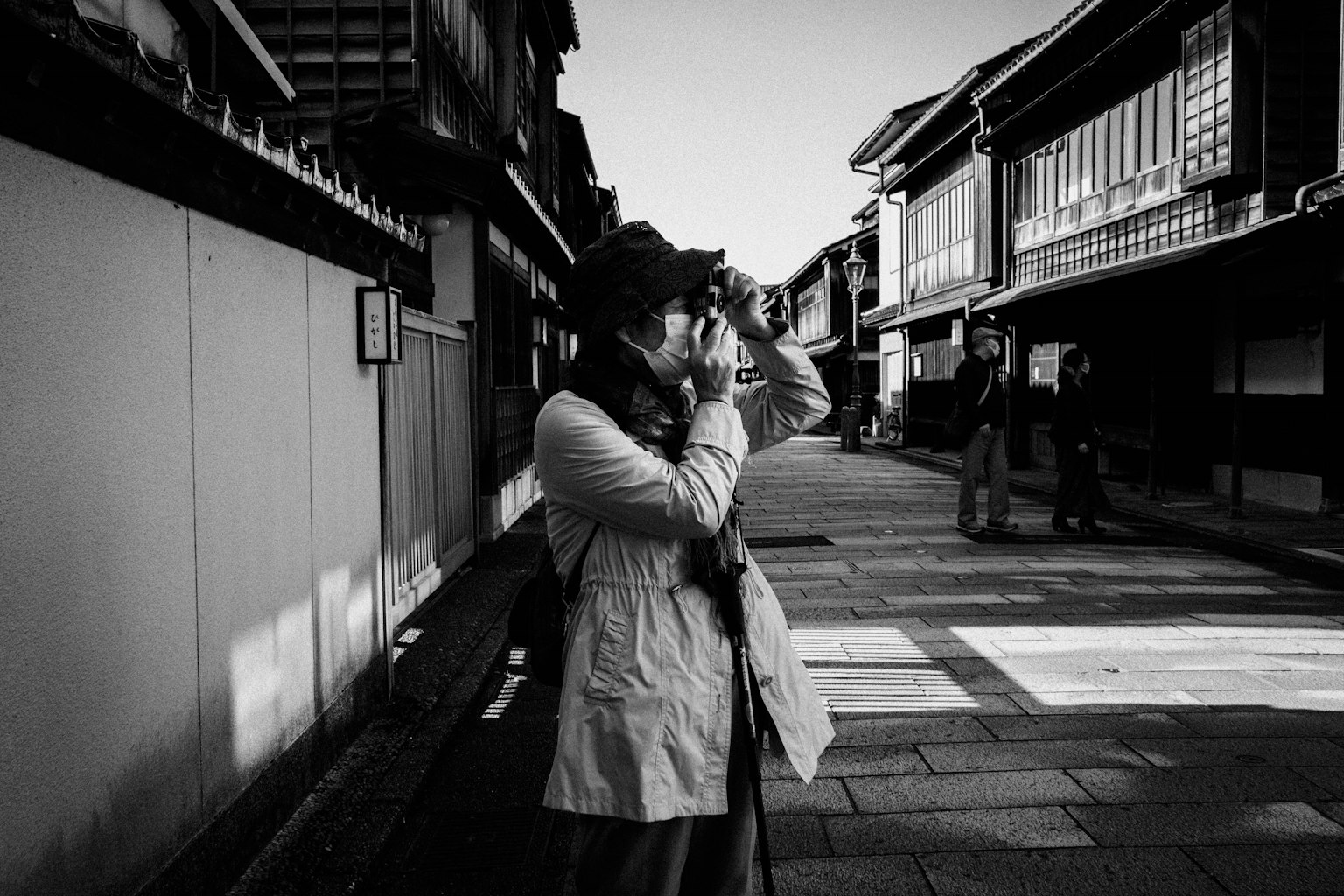 บุคคลที่ถ่ายภาพในฉากถนนขาวดำ