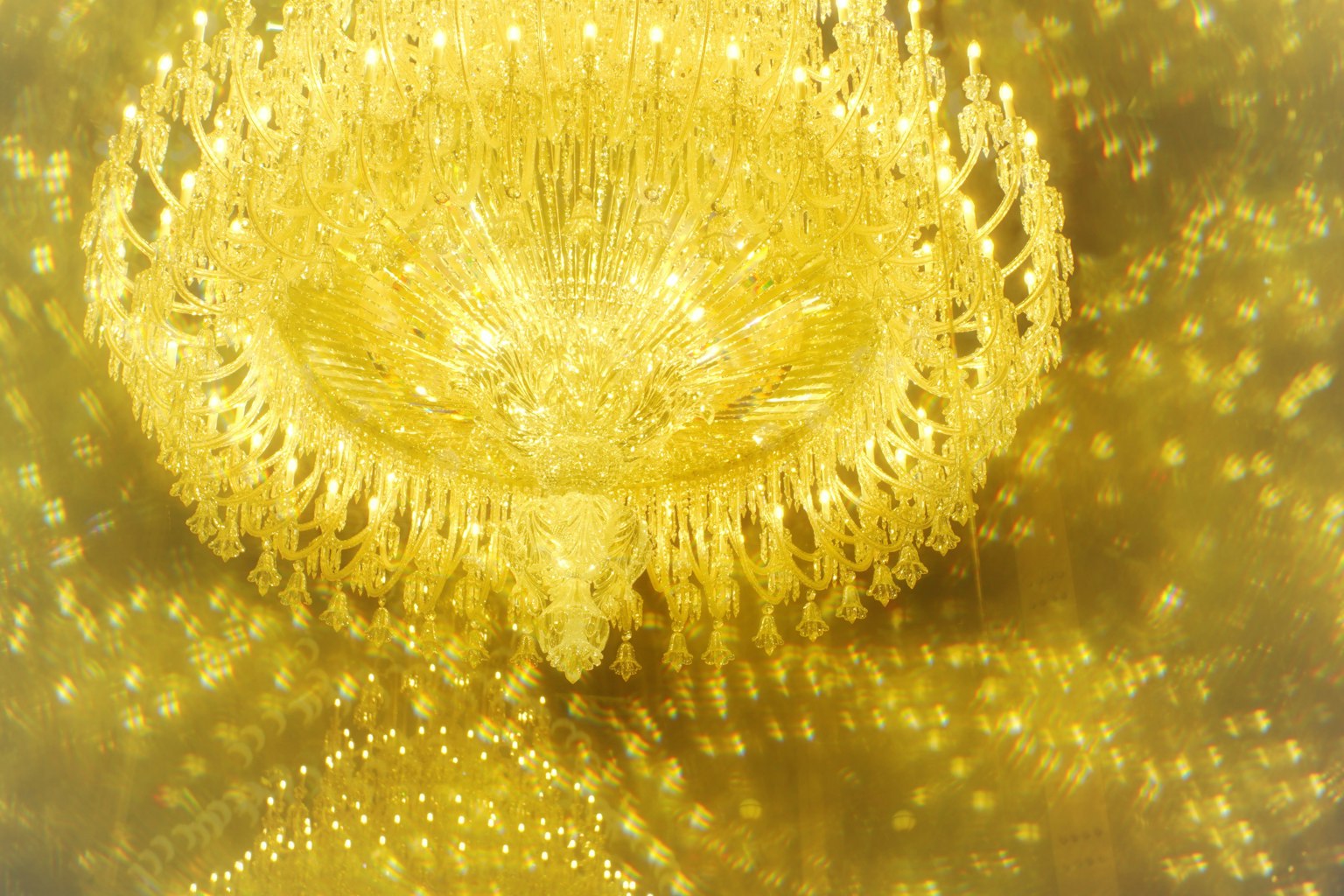 Beeindruckender goldener Kronleuchter strahlt Licht aus
