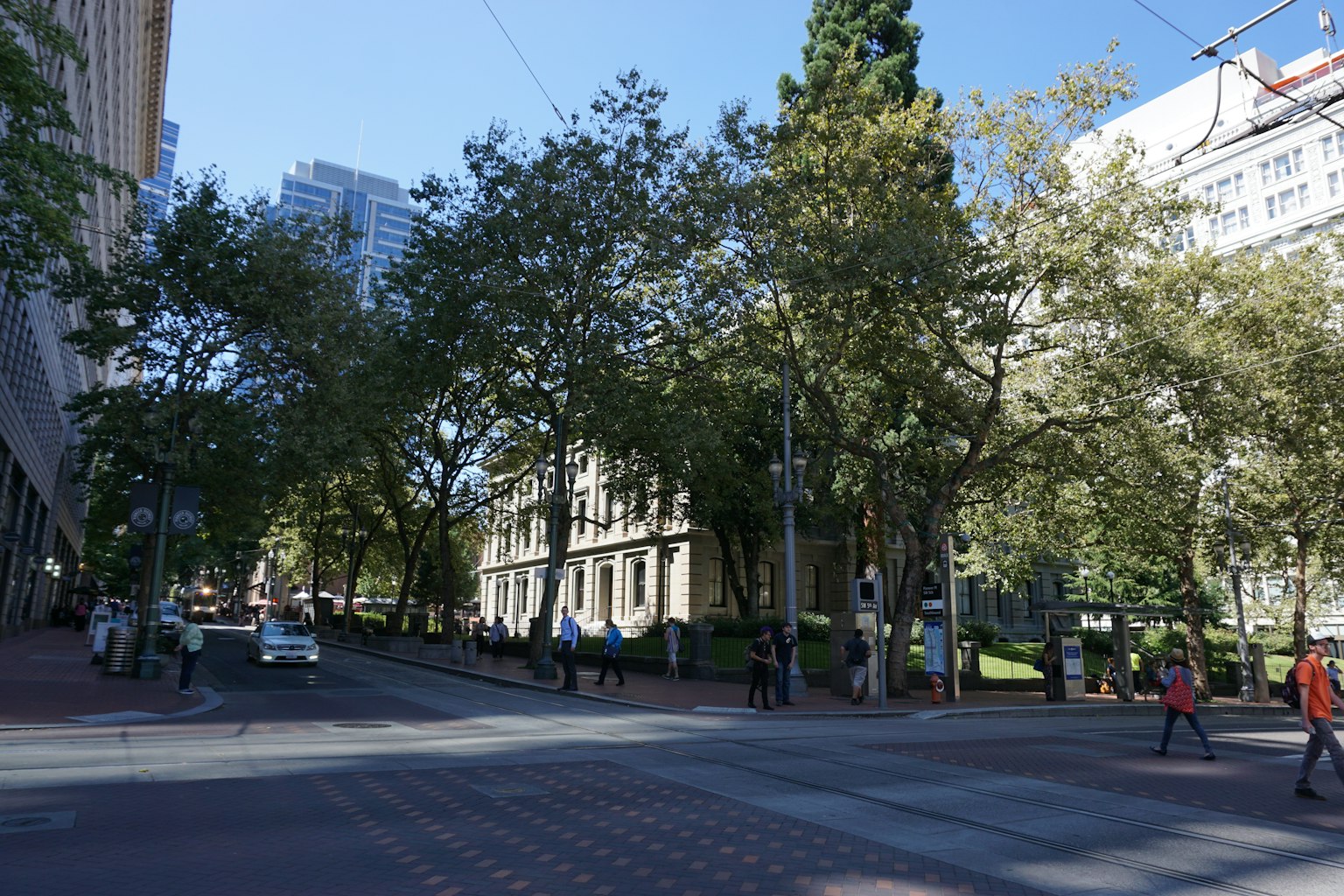街道景觀，有樹木和建築物