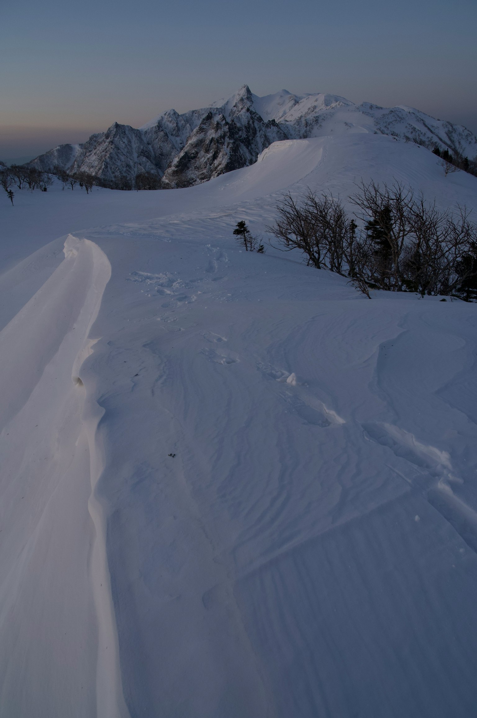 Schneebedeckte Berglandschaft mit Skispuren